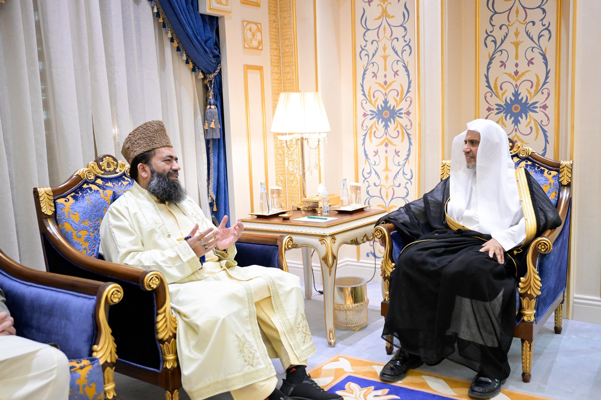 استقبل معالي الأمين العام، رئيس هيئة علماء المسلمين، فضيلة الشيخ د.⁧‫محمد العيسى‬⁩ ‬⁩، فضيلةَ الإمام الأكبر لجامع لاهور الكبير، رئيس منظمة أئمّة ومجلس علماء باكستان، رئيس لجنة رؤية الهلال المركزية بجمهورية باكستان الإسلامية، الشيخ عبدالخبير آزاد