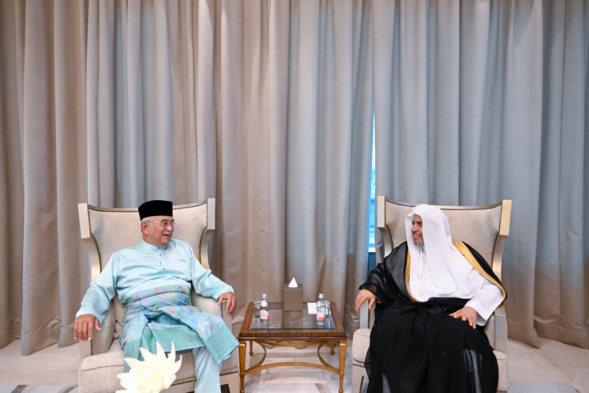 جناب دبیرکل، رئیس انجمن علمای مسلمان، آقاي دكتر شيخ محمد العیسی، , در محل اقامت خود در شهر «کوالالامپور»، تون سری دکتر الحاج محمد علی بن محمد رستم، حاکم ایالت ملاکا را مورد استقبال قرار داد