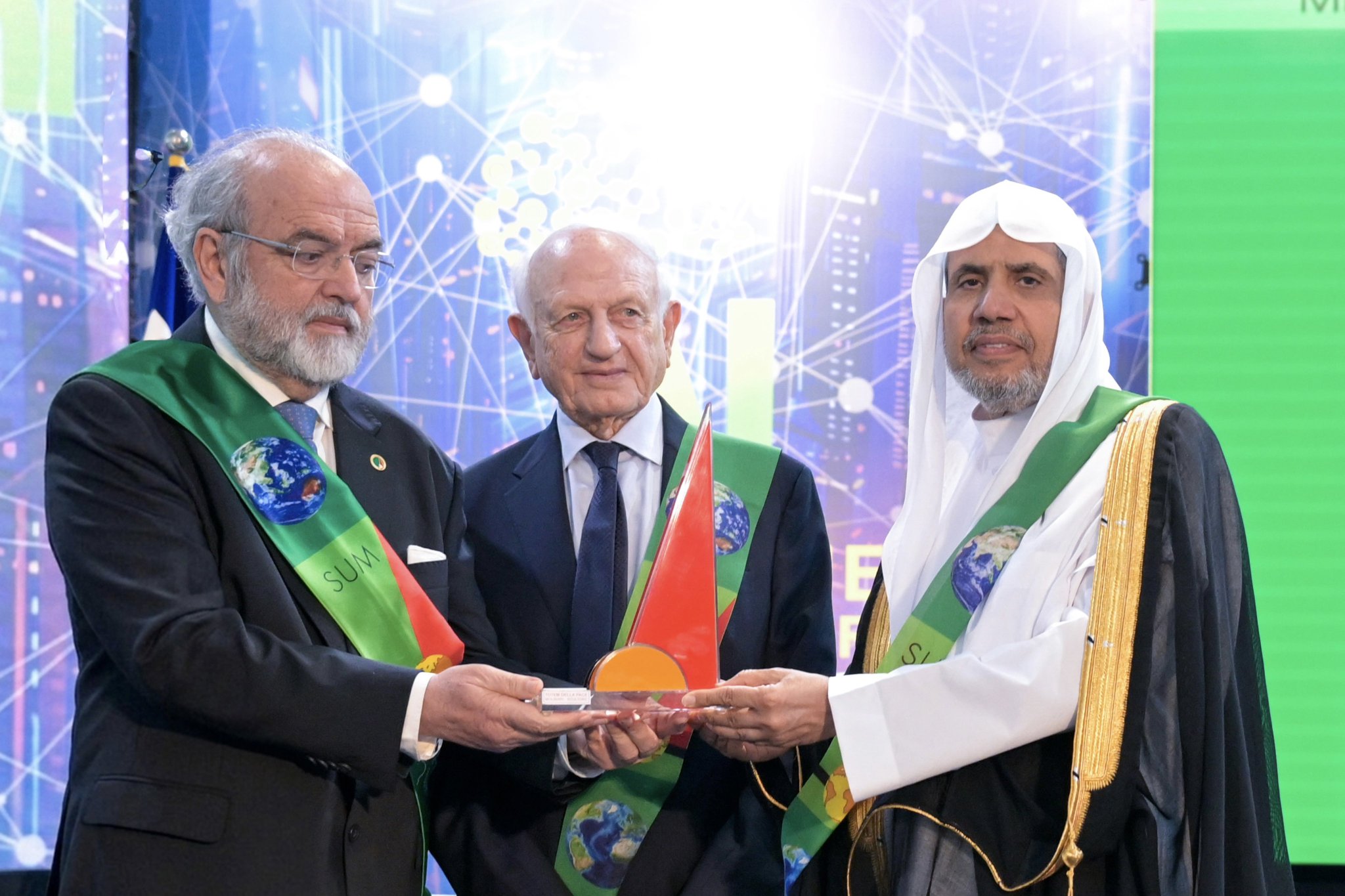 Por invitación de la Universidad Euro-Mediterránea de Fez, con la participación de personalidades internacionales, del Alto Representante de las Naciones Unidas para la Alianza de Civilizaciones, así como de numerosos académicos y pensadores procedentes