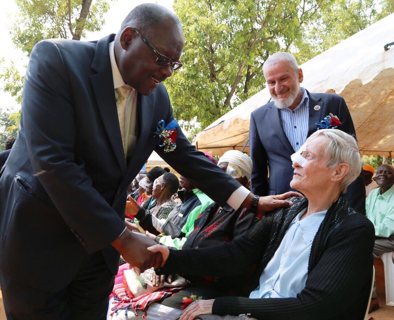 The Zimbabwean Health Minster visits the medical camp. Presents his government's thanks 2 the MWL; emphasing the importance of medical aid.