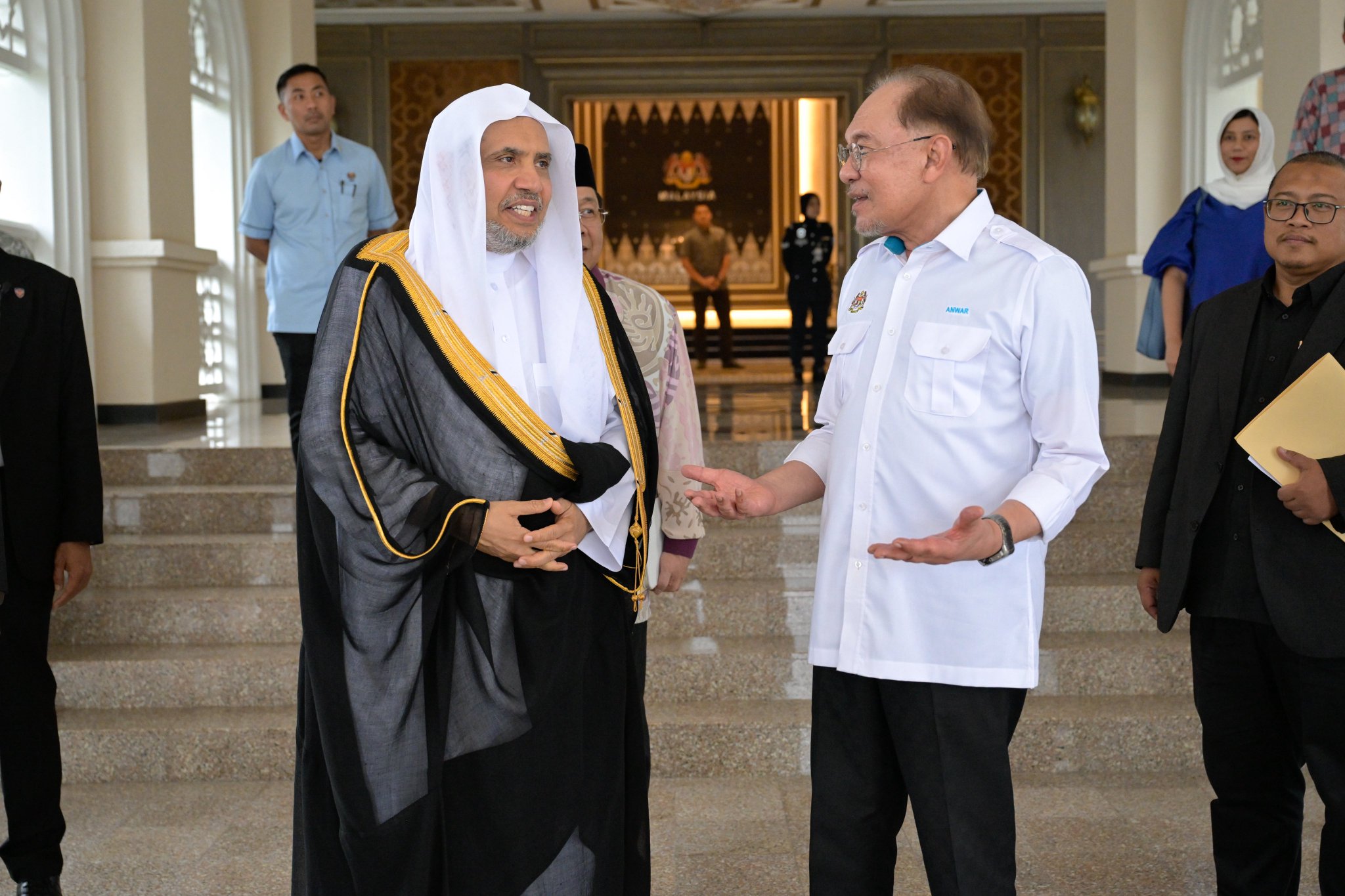 Yang Terhormat Perdana Menteri Malaysia, Dato’ Seri Anwar Ibrahim, menerima kunjungan Yang Mulia Sekretaris Jenderal LMD sekaligus Ketua Organisasi Ulama Muslim, Syekh Dr.Mohammed Alissa