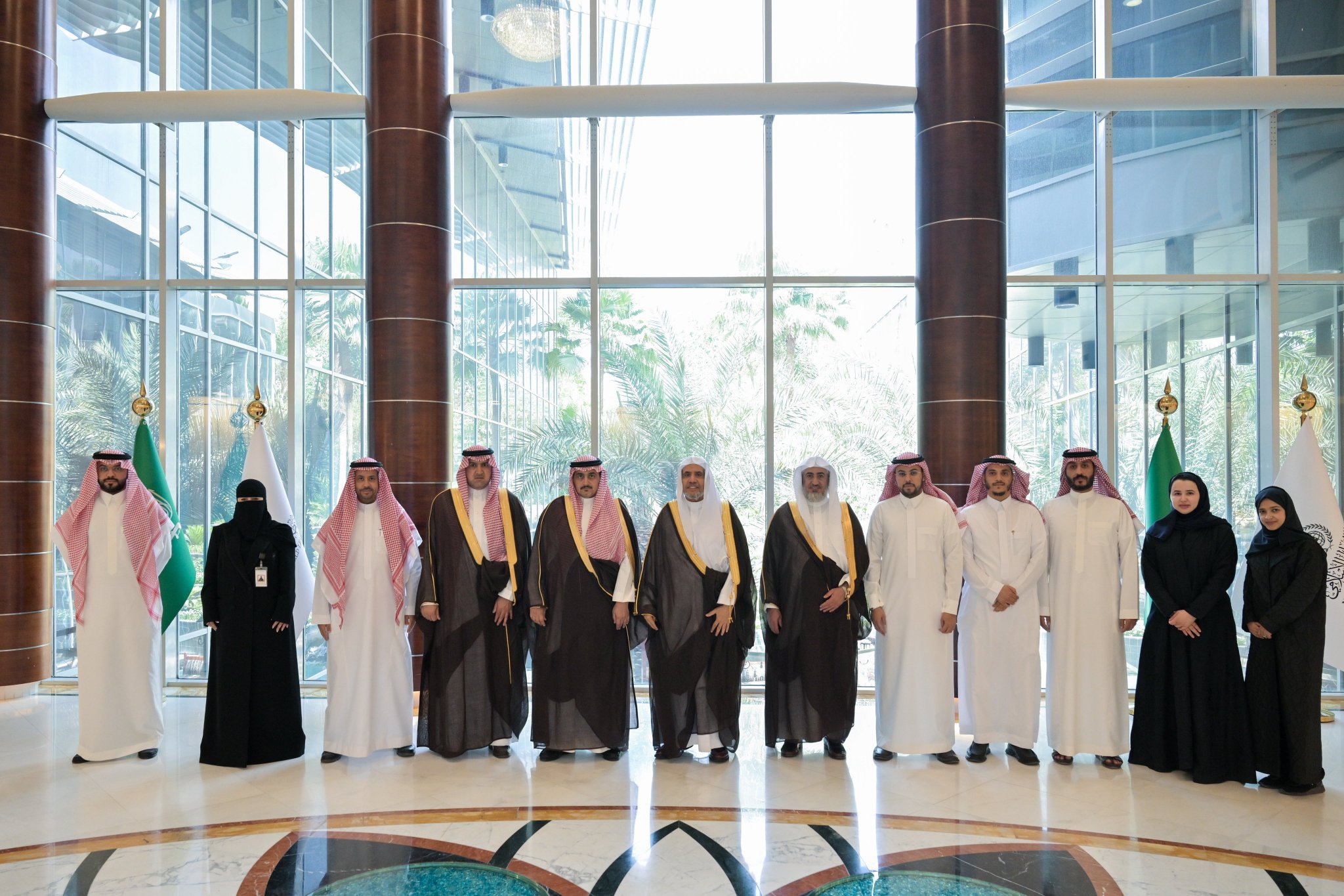 Yang Mulia Sekretaris Jenderal LMD sekaligus Ketua Organisasi Ulama Muslim, Syekh Dr. Mohammed Alissa , menerima kunjungan Rektor Universitas Majmaah sekaligus Ketua Dewan Direksi Pusat CIFAL Arab Saudi