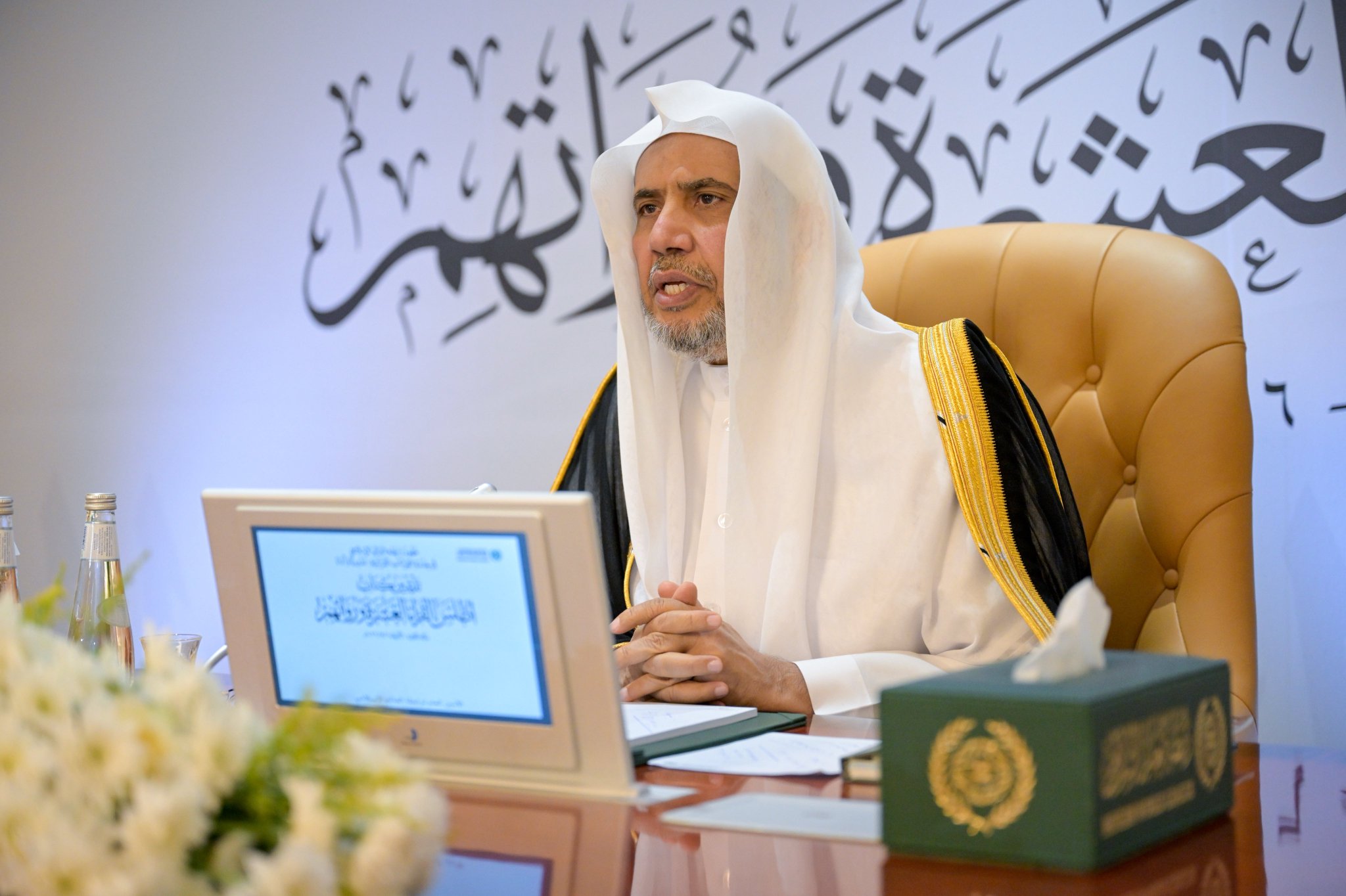 Fotos de la ceremonia en la que el Secretario General, el Sheij Dr. Mohammed Al-Issa inauguró, en la sede de la Liga del Mundo Islámico en La Meca, el «Atlas de los diez recitadores del Corán y sus transmisores», en presencia de su autor, el Sheij Sami Al-Maghlouth