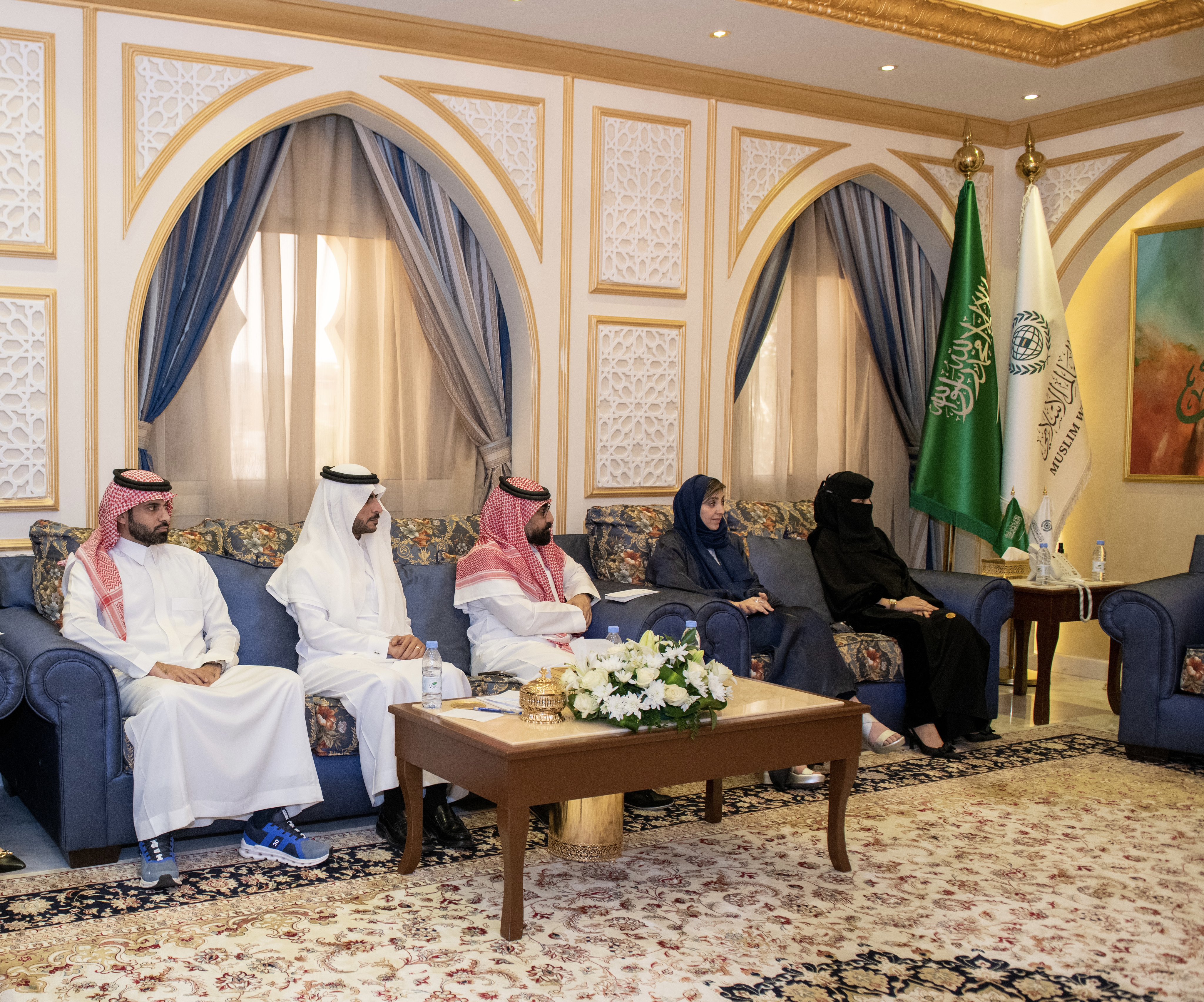 جناب آقای عبدالوهاب بن محمد الشهری، دستیار دبیرکل امور ارتباطات نهادی، در دفتر سازمان همبستگی در جده از یک هیئت بریتانیایی به ریاست جناب بزرگوار وزیر امور خارجه بریتانیا در زمینه امور خاورمیانه، شمال آفریقا و جنوب آسیا و سازمان ملل متحد و امور مشترک