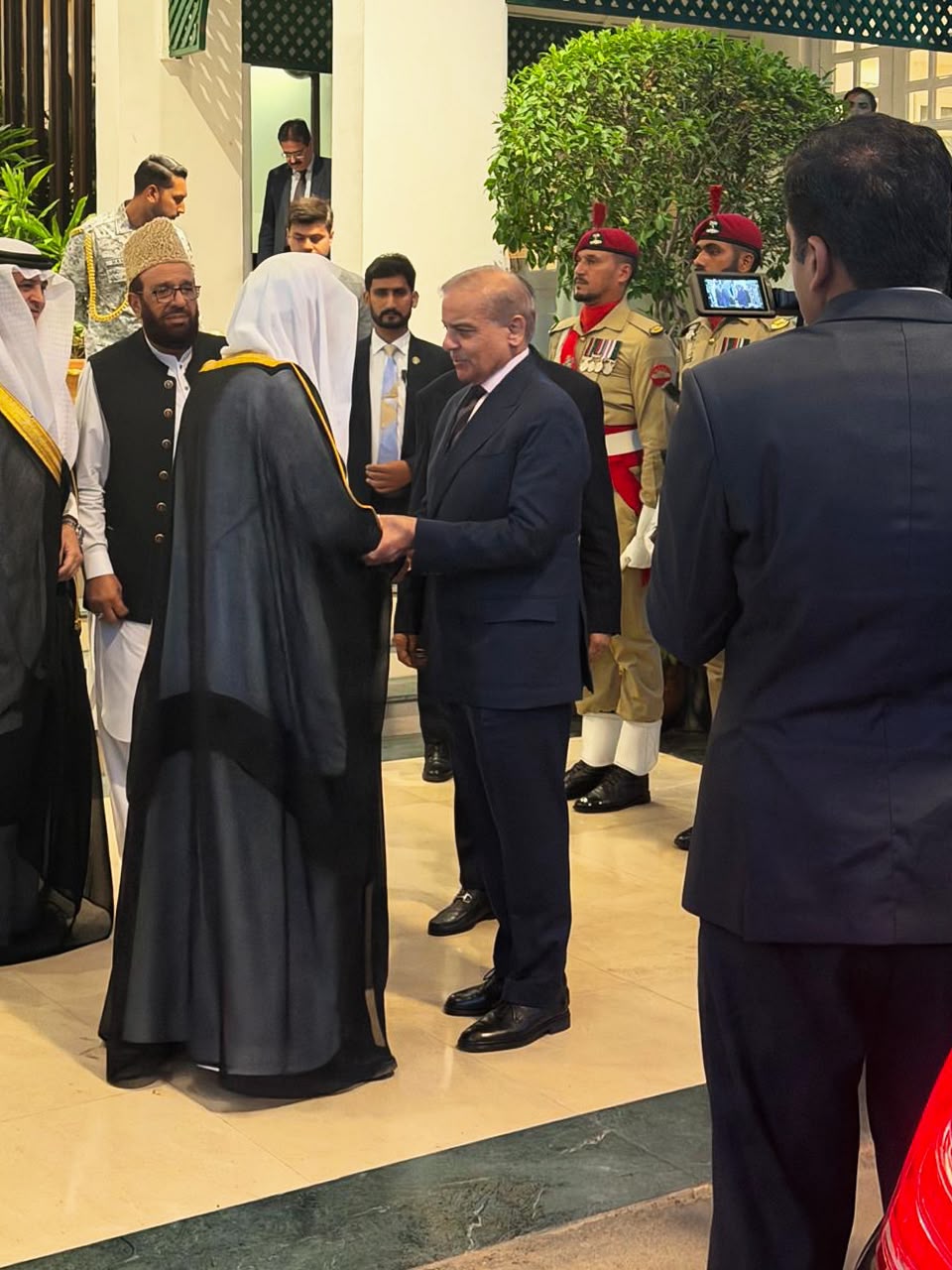 جناب بزرگوار محمد شهباز شریف، نخست‌وزیر جمهوری اسلامی پاکستان، در دفتر کار خود در پایتخت این کشور، اسلام‌آباد، از جناب آقای دکتر شیخ محمد العیسی ، دبیرکل سازمان همبستگی جهان اسلام و رئیس انجمن علمای مسلمان