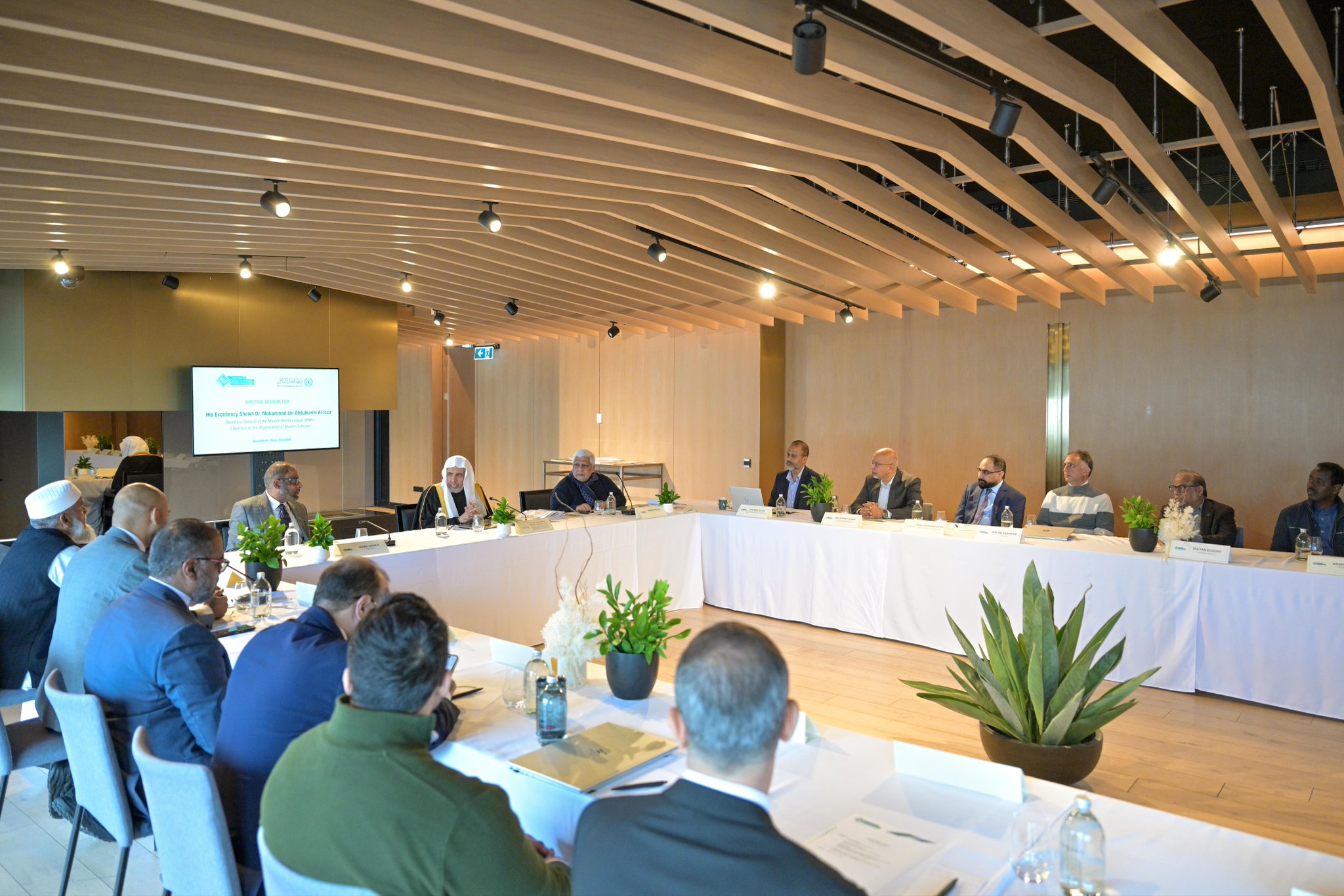 El Secretario General, el Sheij Dr. Mohammed bin Abdulkarim Al-Issa , se reunió, en su lugar de residencia en Auckland, con los principales dirigentes de la Federación de asociaciones islámicas de Nueva Zelanda
