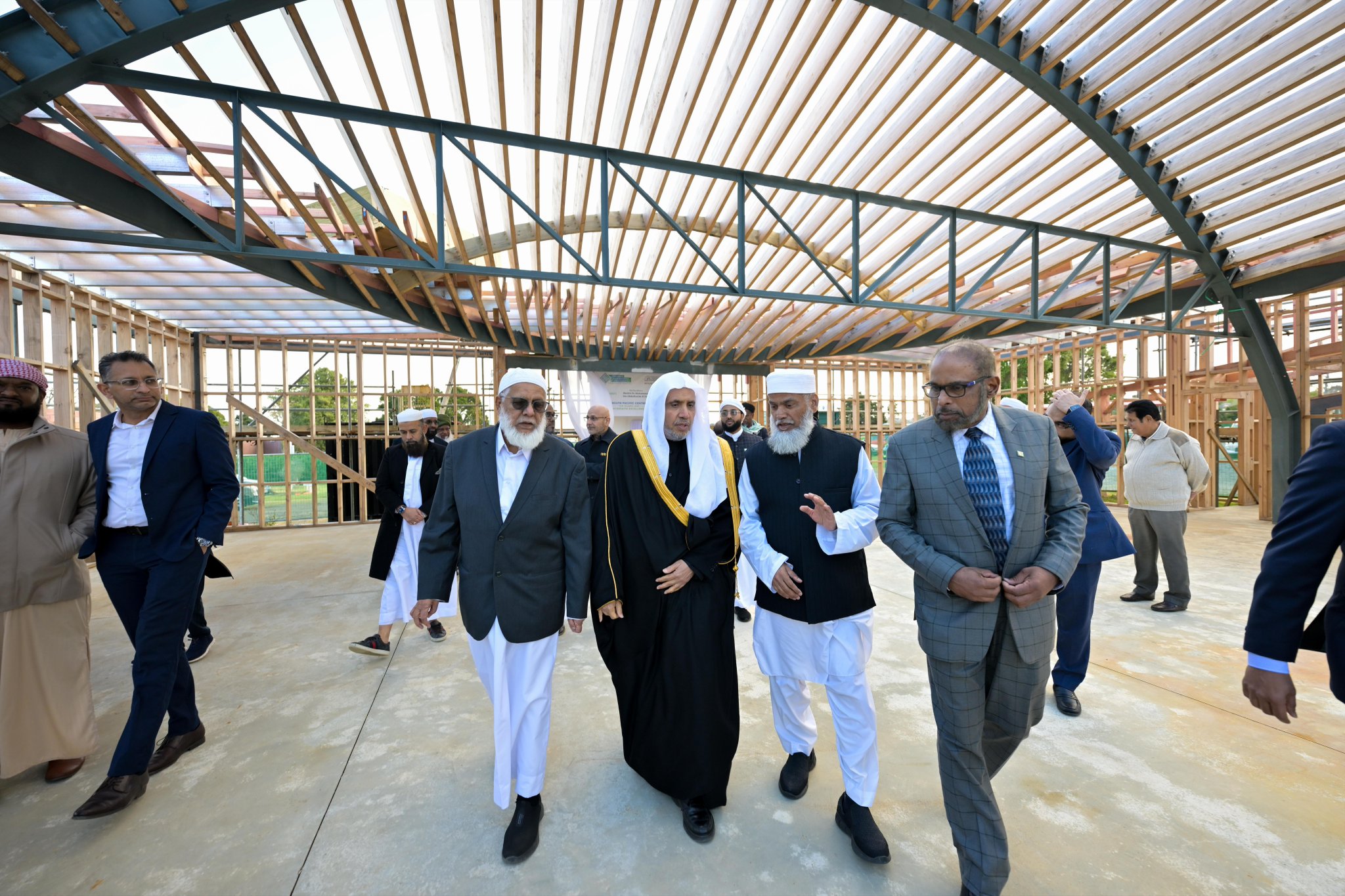 ‏تفقد معالي الأمين العام، رئيسُ هيئة علماء المسلمين، فضيلةُ الشيخ الدكتور محمد العيسى‬⁩ ‬⁩، المرحلة الأولى لإنشاء المركز الإسلامي في أوكلاند، وشارَكَ في غَرْس شجرة زيتون السَّلام، داخل المقر