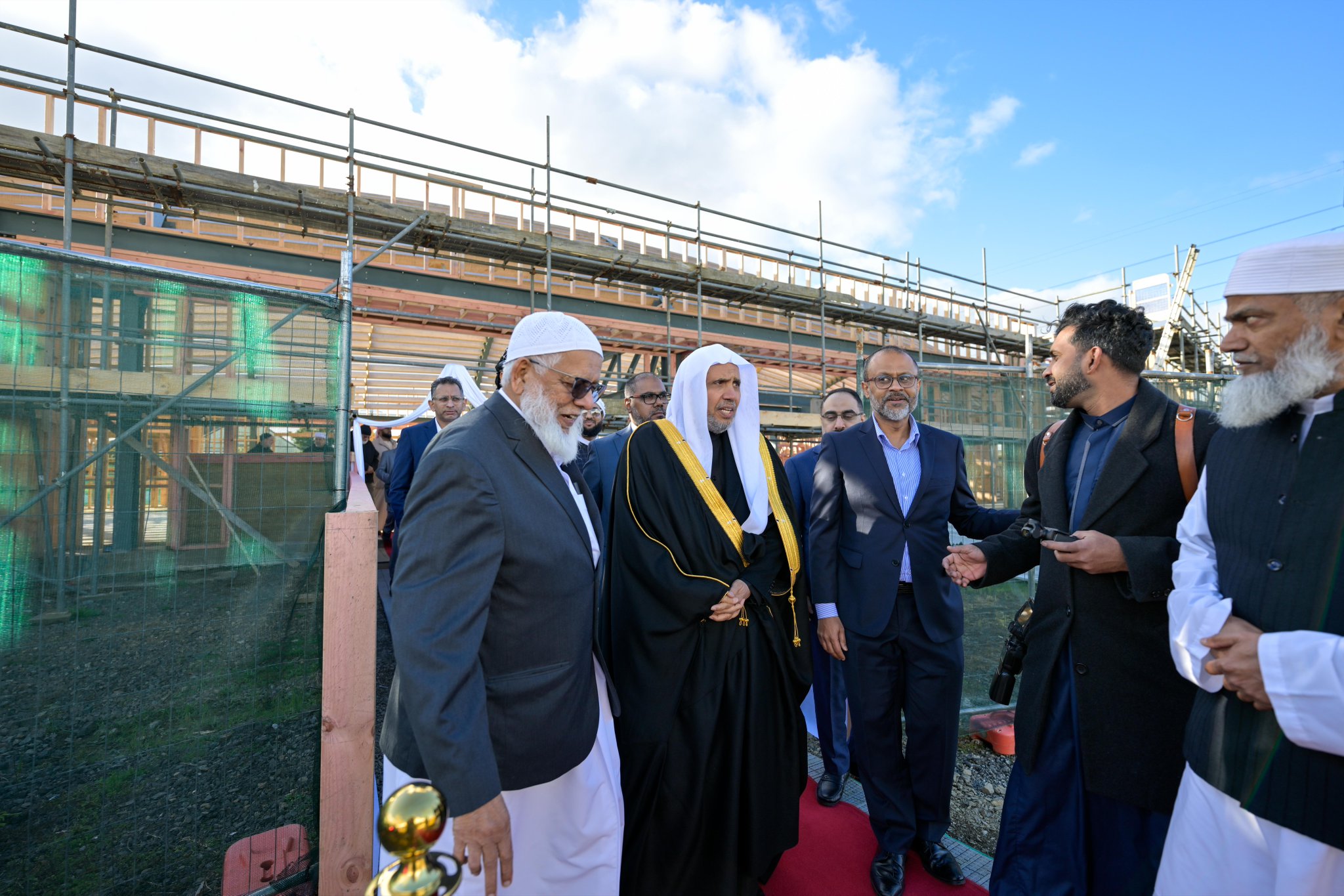 Yang Mulia Sekretaris Jenderal LMD sekaligus Ketua Organisasi Ulama Muslim, Syekh Dr. Mohammed Al-Issa  , meninjau tahap pertama pembangunan Pusat Islam (Islamic Center) di Auckland, serta turut serta dalam penanaman pohon zaitun perdamaian di dalam kompleks tersebut.