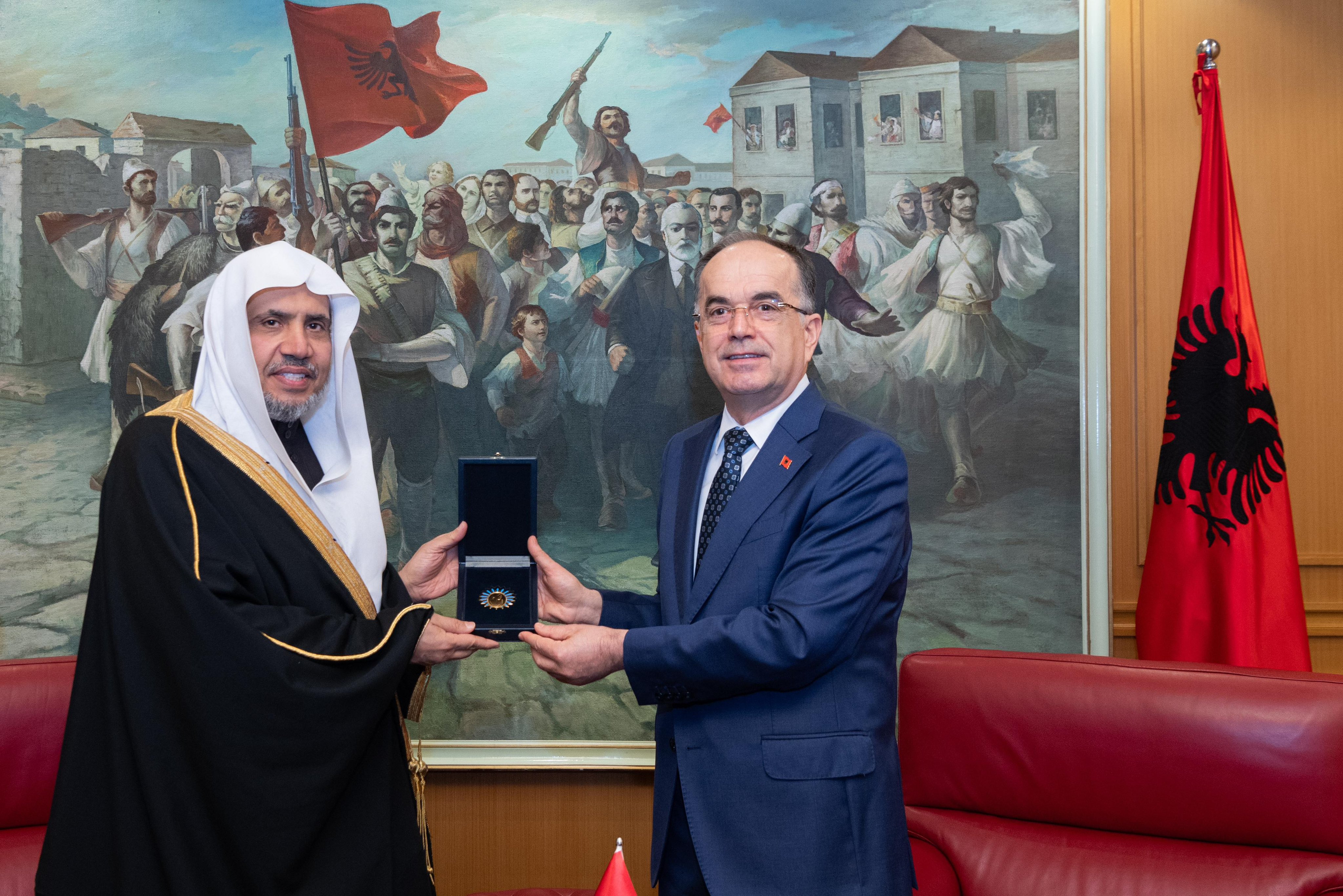 Cheikh Al-Issa reçoit la plus haute médaille de la République albanaise : « la Médaille d'État pour les personnalités spirituelles éminentes dans le monde » :