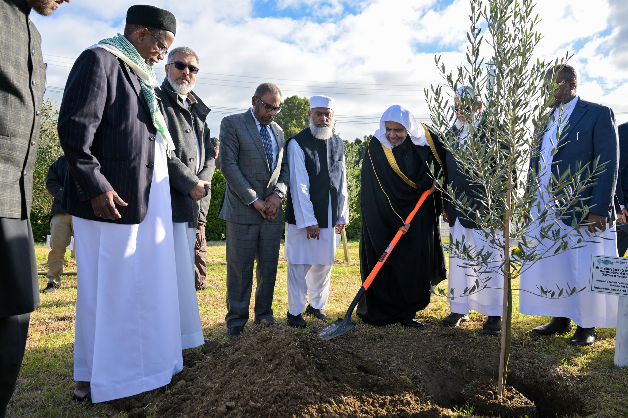 Yang Mulia Sekretaris Jenderal LMD sekaligus Ketua Organisasi Ulama Muslim, Syekh Dr. Mohammed Al-Issa  , meninjau tahap pertama pembangunan Pusat Islam (Islamic Center) di Auckland, serta turut serta dalam penanaman pohon zaitun perdamaian di dalam kompleks tersebut.