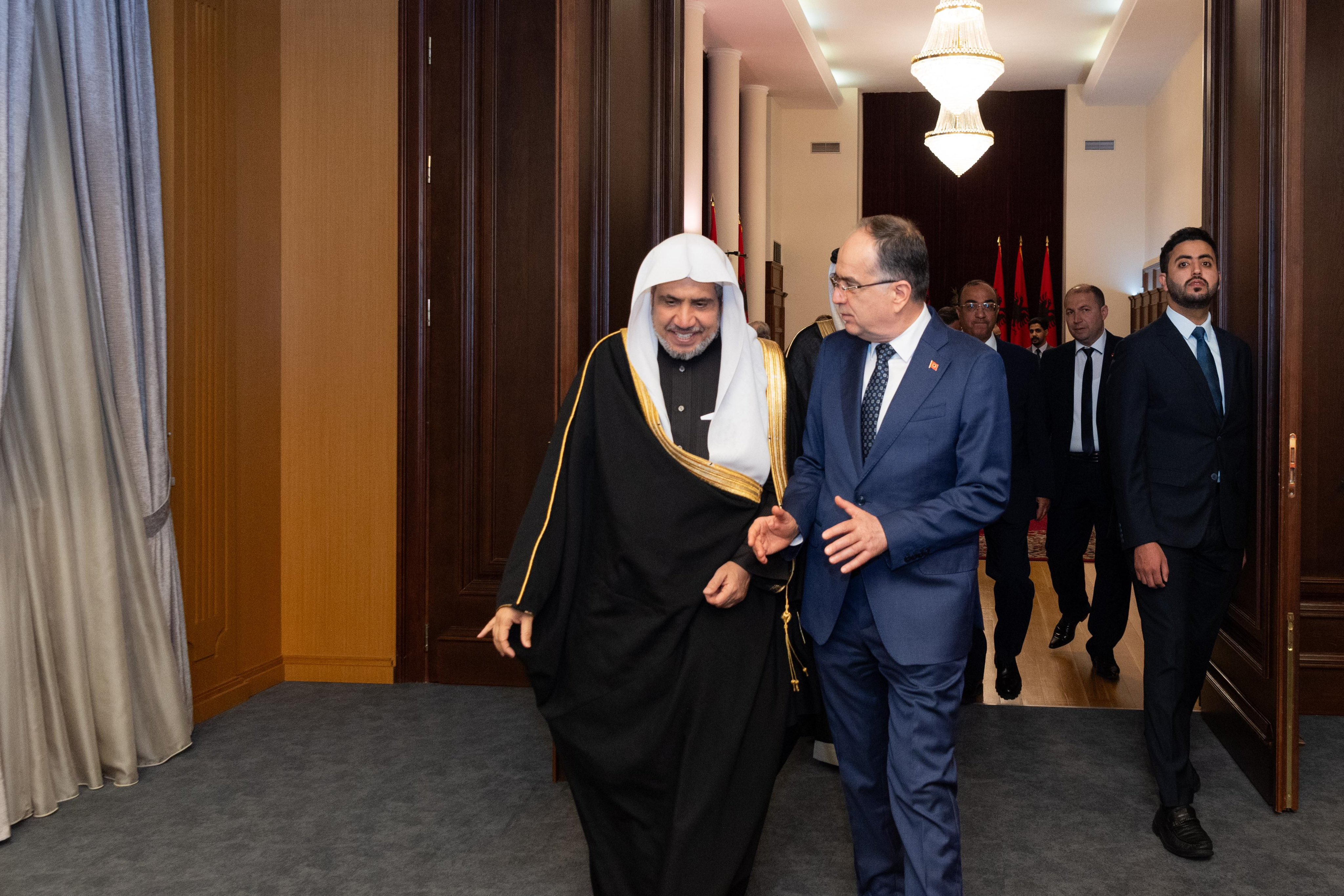 Cheikh Al-Issa reçoit la plus haute médaille de la République albanaise : « la Médaille d'État pour les personnalités spirituelles éminentes dans le monde » :