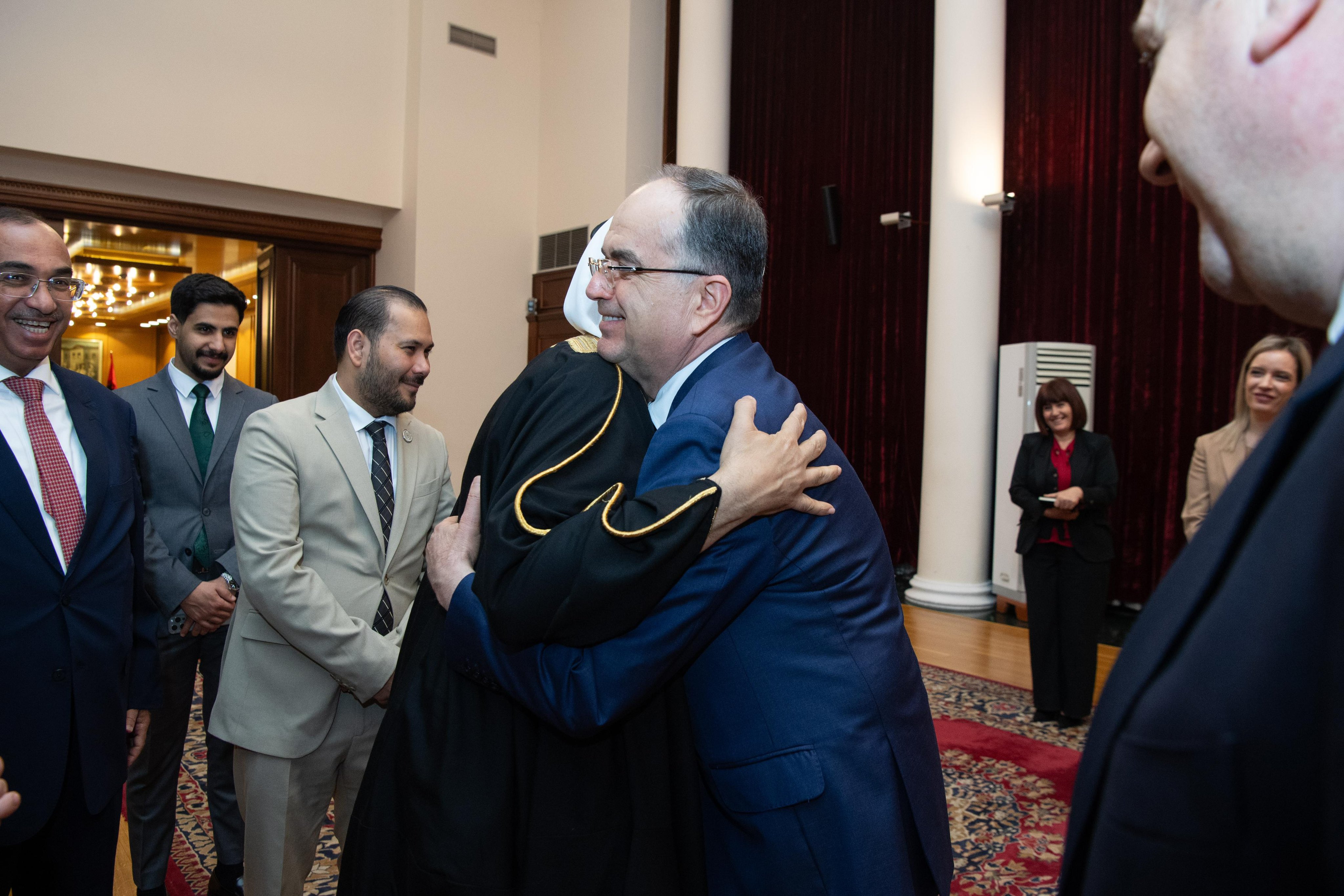 Cheikh Al-Issa reçoit la plus haute médaille de la République albanaise : « la Médaille d'État pour les personnalités spirituelles éminentes dans le monde » :