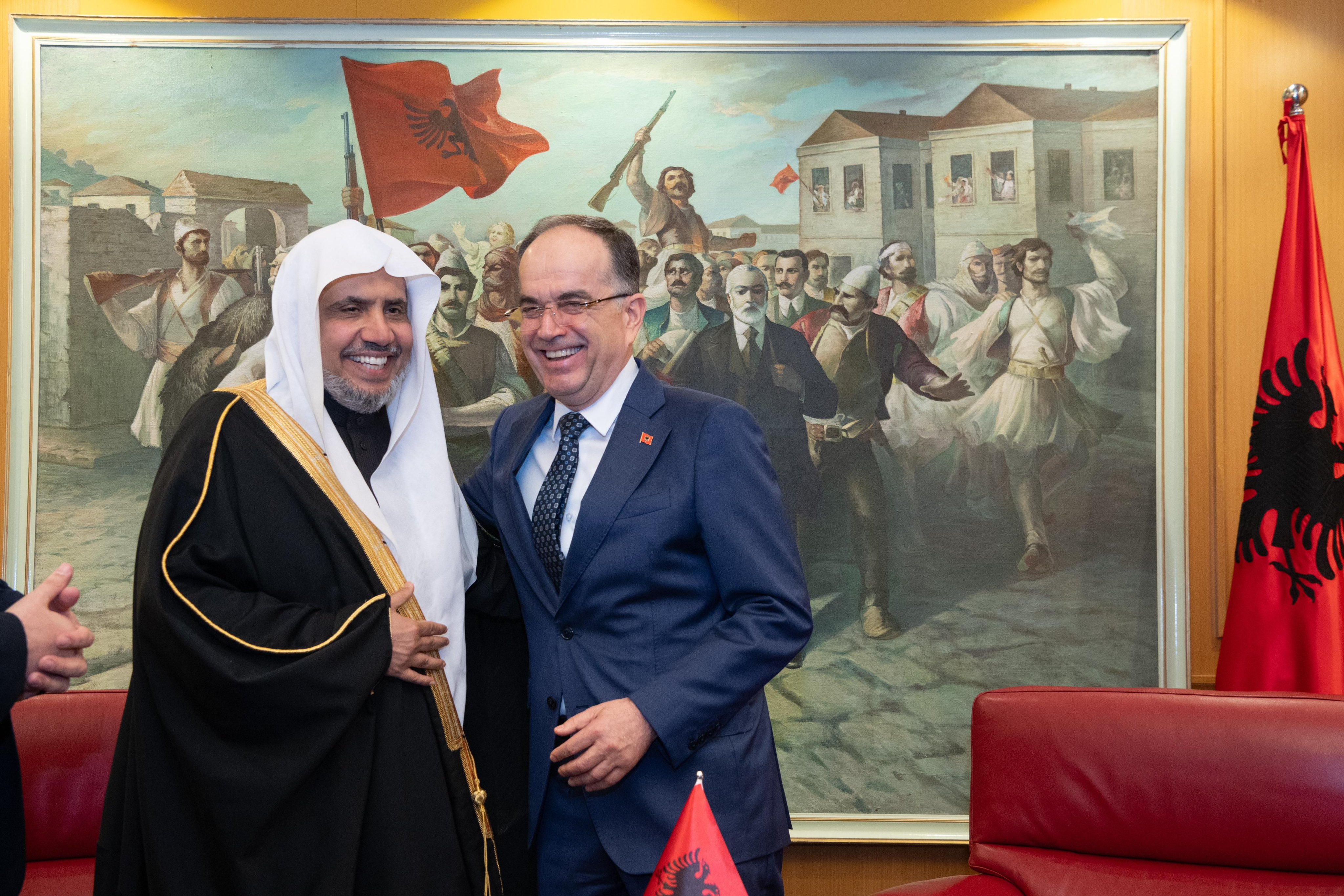 Cheikh Al-Issa reçoit la plus haute médaille de la République albanaise : « la Médaille d'État pour les personnalités spirituelles éminentes dans le monde » :