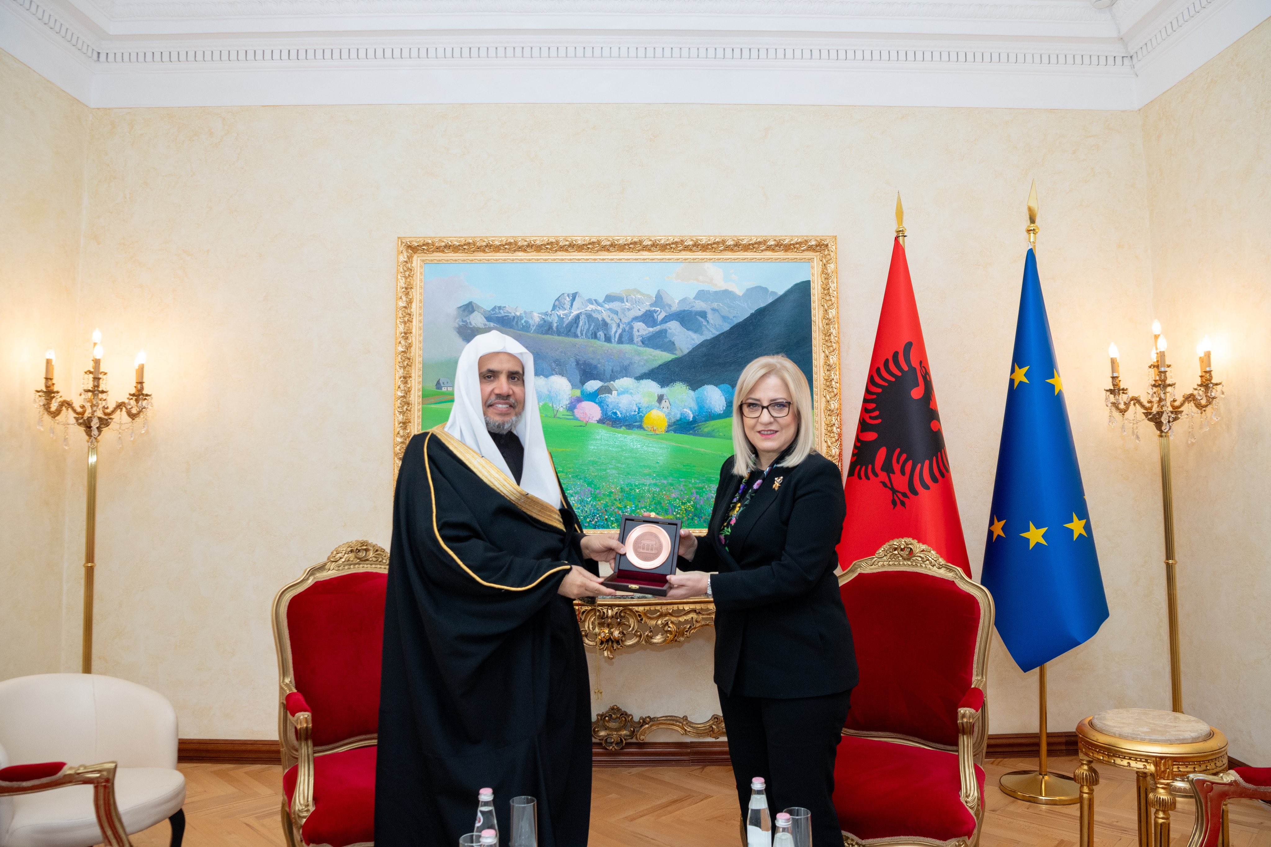 Elle a salué les efforts internationaux de la Ligue islamique mondiale en faveur de la paix et de l'harmonie au sein des diverses sociétés :