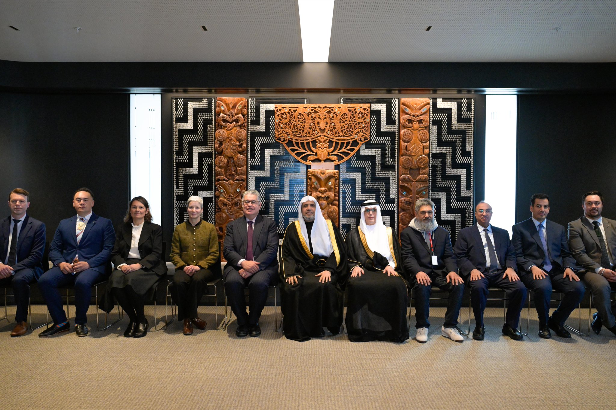 Yang Mulia Sekretaris Jenderal LMD sekaligus Ketua Organisasi Ulama Muslim, Syekh Dr. Mohammed Al-Issa  , mendapat sambutan dan penghormatan dari penduduk asli "Maori", di Gedung Pemerintah Selandia Baru.