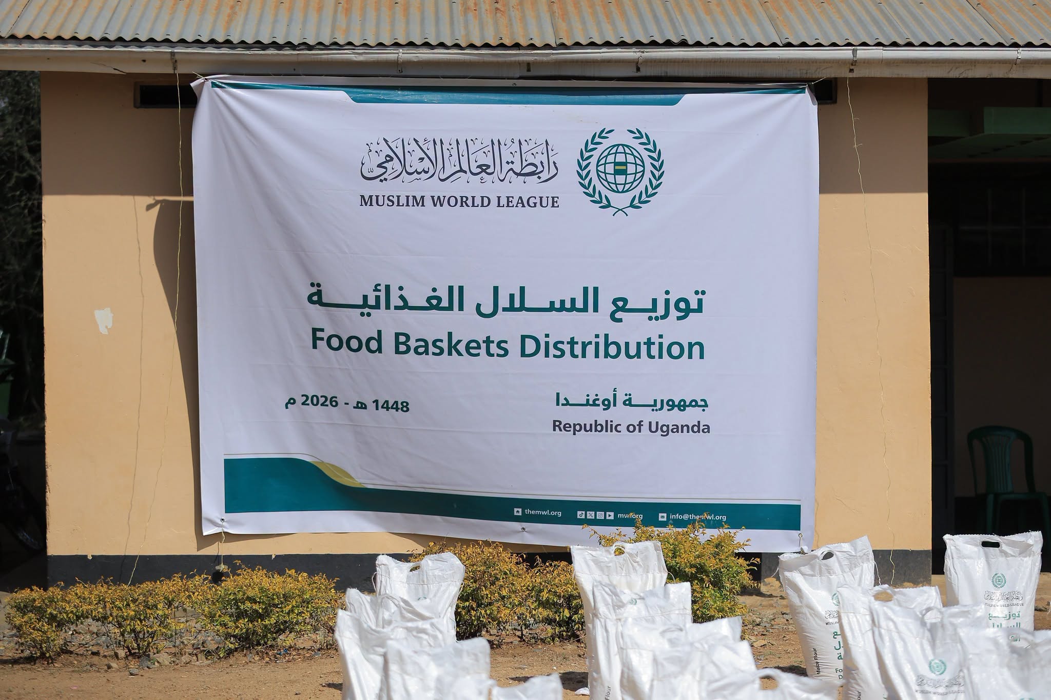 The Muslim World League implemented a food basket project in the Republics of Djibouti and Uganda, distributing food baskets containing essential food supplies. By the grace of Allah, the project benefited tens of thousands of orphans and families in need