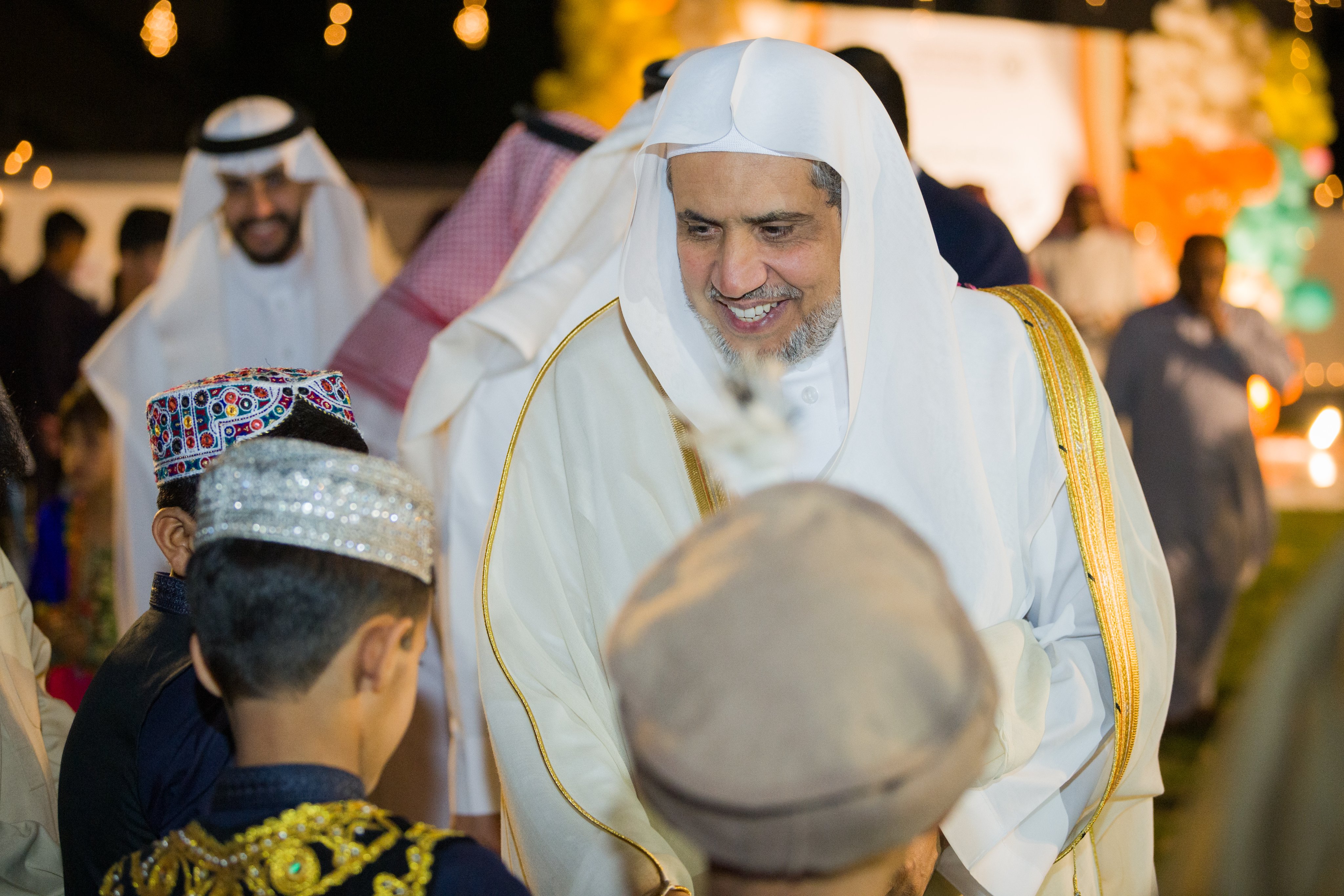 Photo de la célébration de cheikh  Mohammed Al-Issa, SG de la LIM, de la fête de l’Aïd El Fitr à l’orphelinat Ali bin Abi Talib au Pakistan qui compte près de 4600 orphelins :