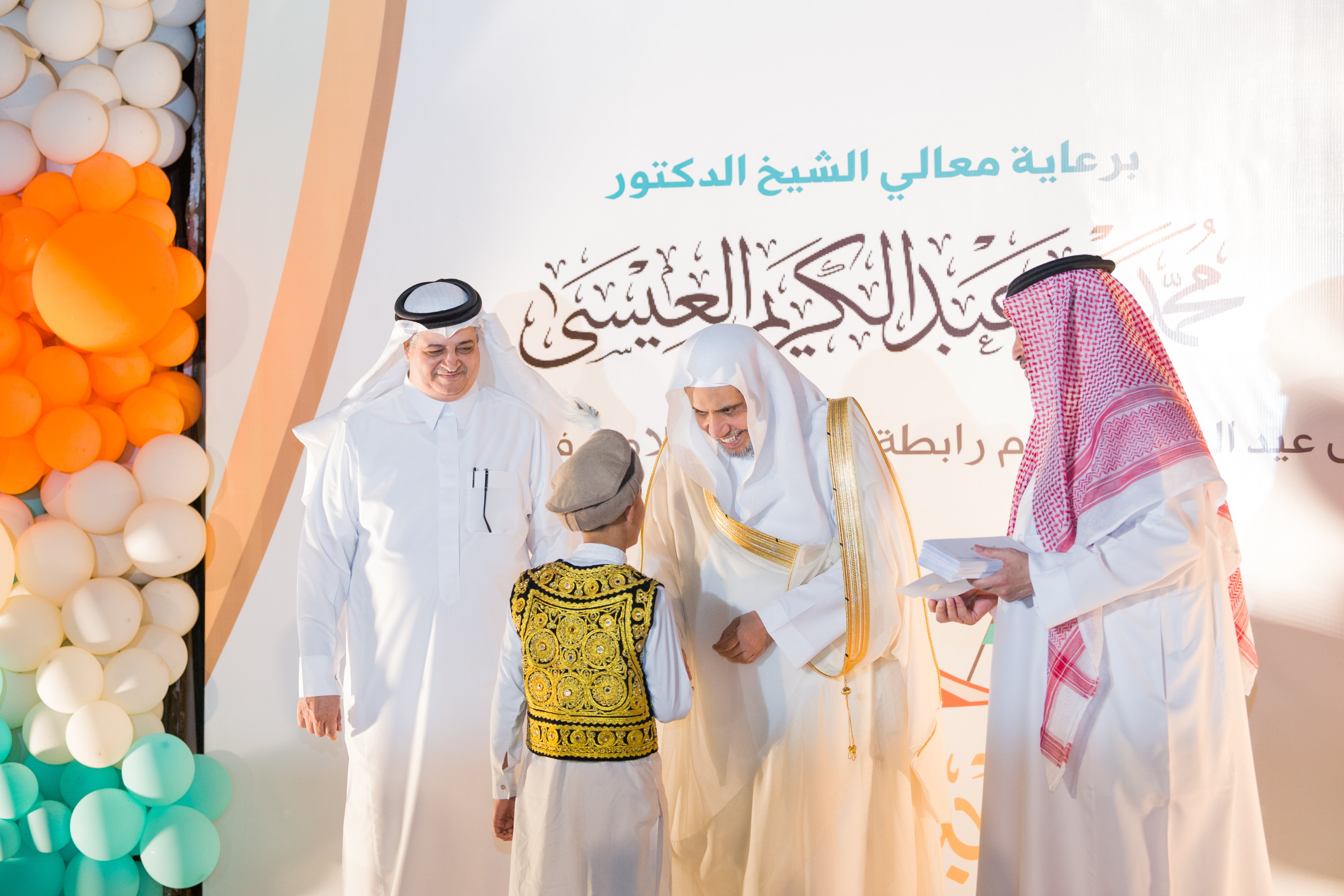 Photo de la célébration de cheikh  Mohammed Al-Issa, SG de la LIM, de la fête de l’Aïd El Fitr à l’orphelinat Ali bin Abi Talib au Pakistan qui compte près de 4600 orphelins :