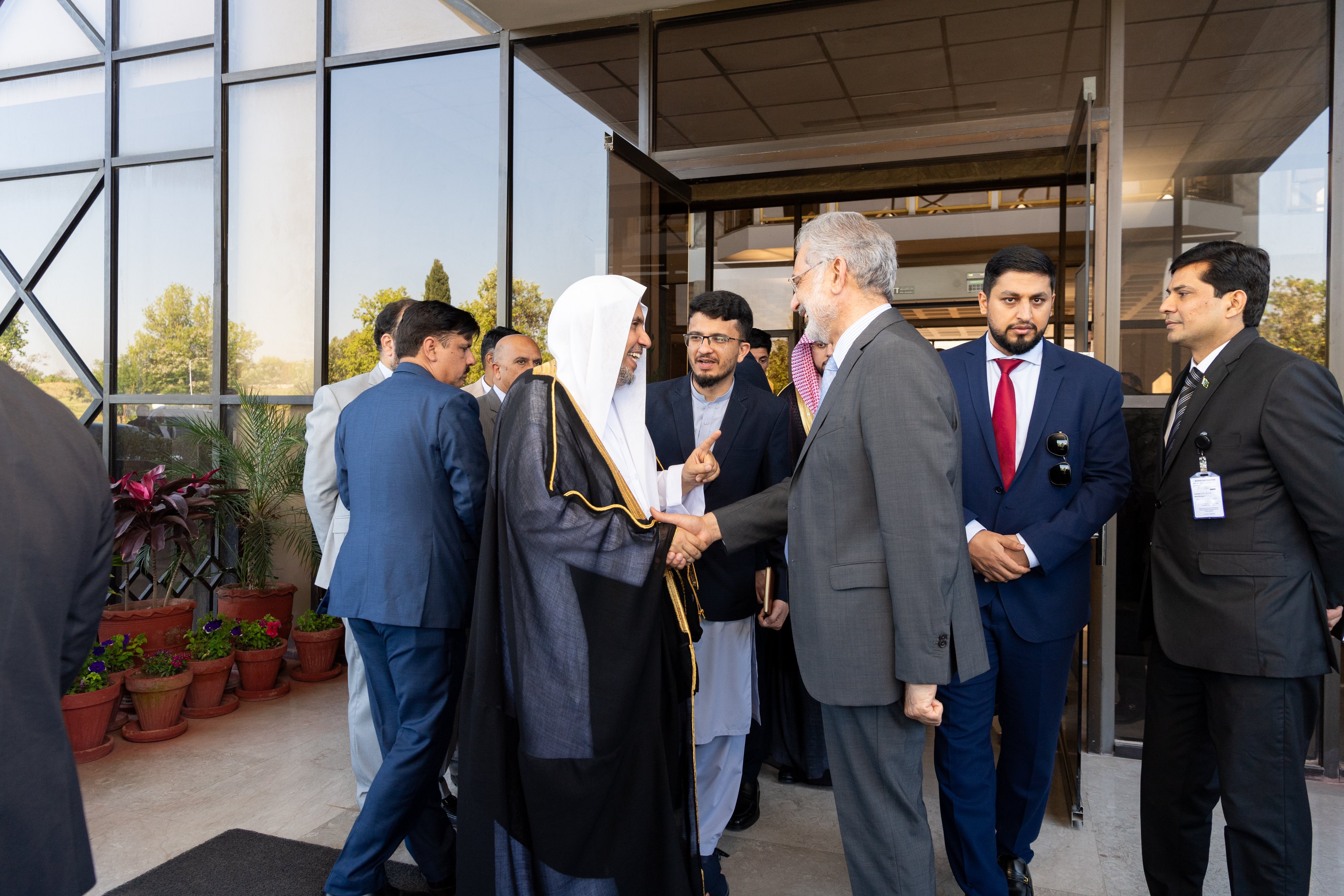 El Presidente de la Corte Suprema de la República Islámica de Pakistán, el Sr. Faez Isa, recibe en su oficina en la capital, Islamabad, al Secretario General y Presidente de la Comisión de Ulemas Musulmanes, el Sheij Mohammed Al-Issa.