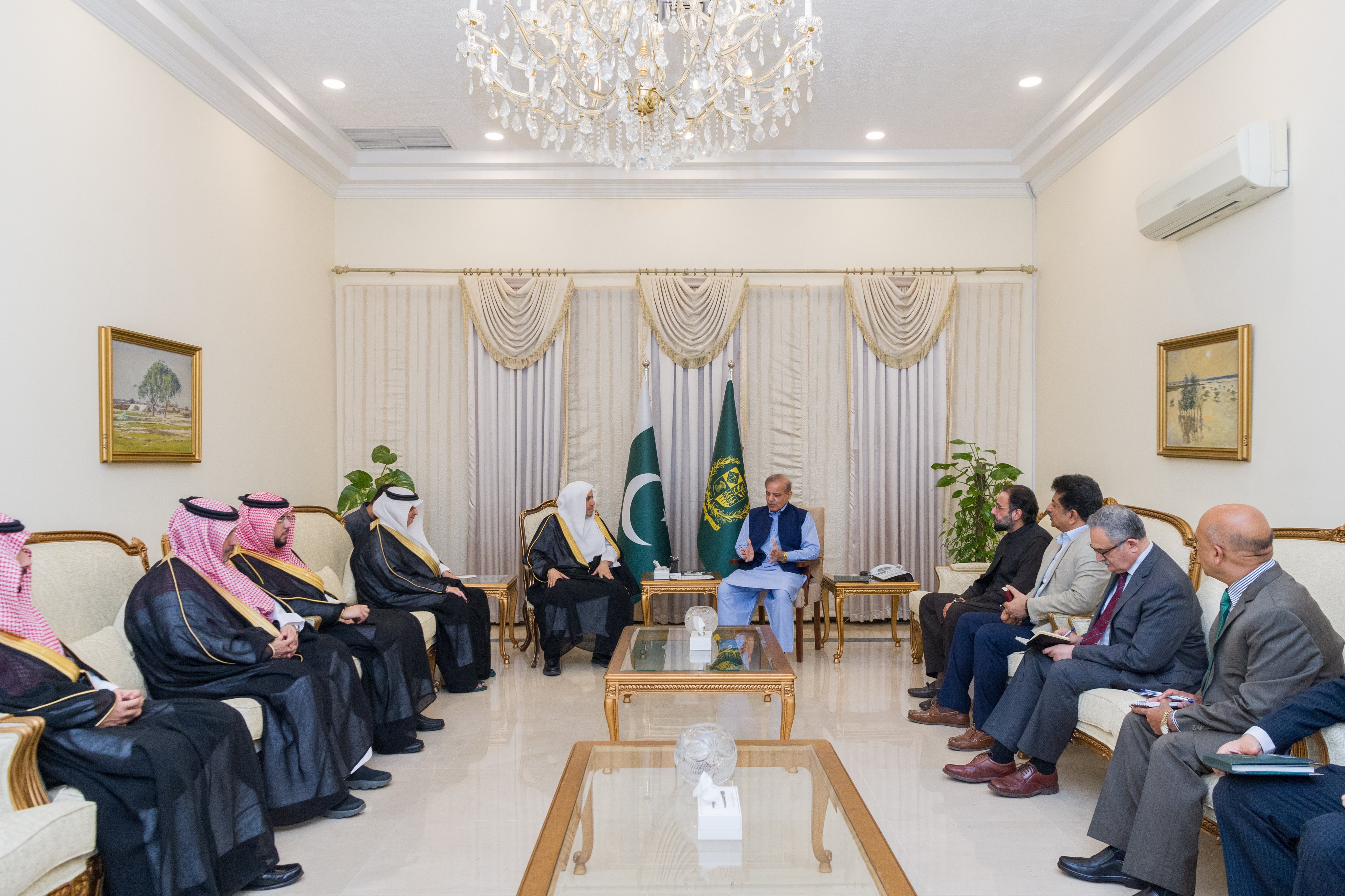 Le Premier Ministre de la République islamique du Pakistan, M. Muhammad Shahbaz Sharif, a reçu aujourd'hui dans son bureau de la capitale, Islamabad, le Secrétaire général et président de l'Organisation des savants musulmans, Cheikh Mohammed Al-Issa.