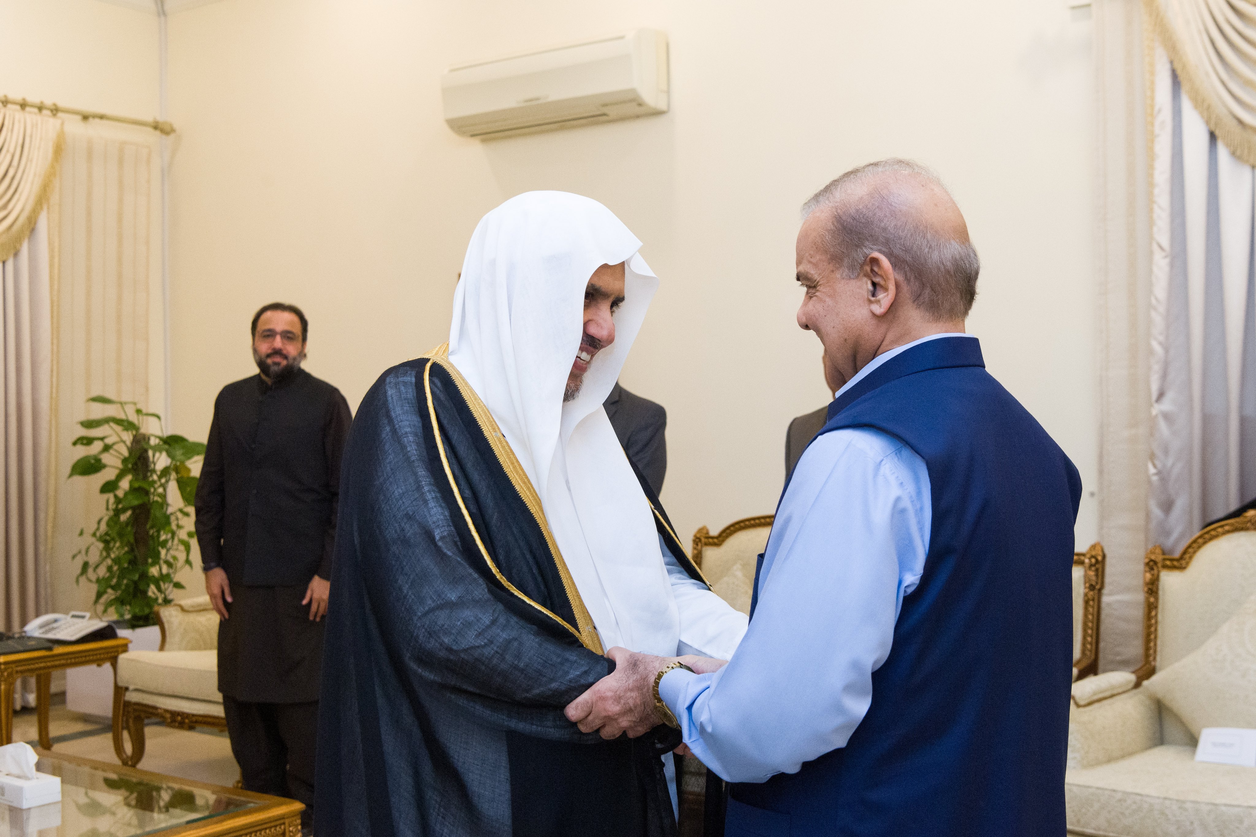 Le Premier Ministre de la République islamique du Pakistan, M. Muhammad Shahbaz Sharif, a reçu aujourd'hui dans son bureau de la capitale, Islamabad, le Secrétaire général et président de l'Organisation des savants musulmans, Cheikh Mohammed Al-Issa.