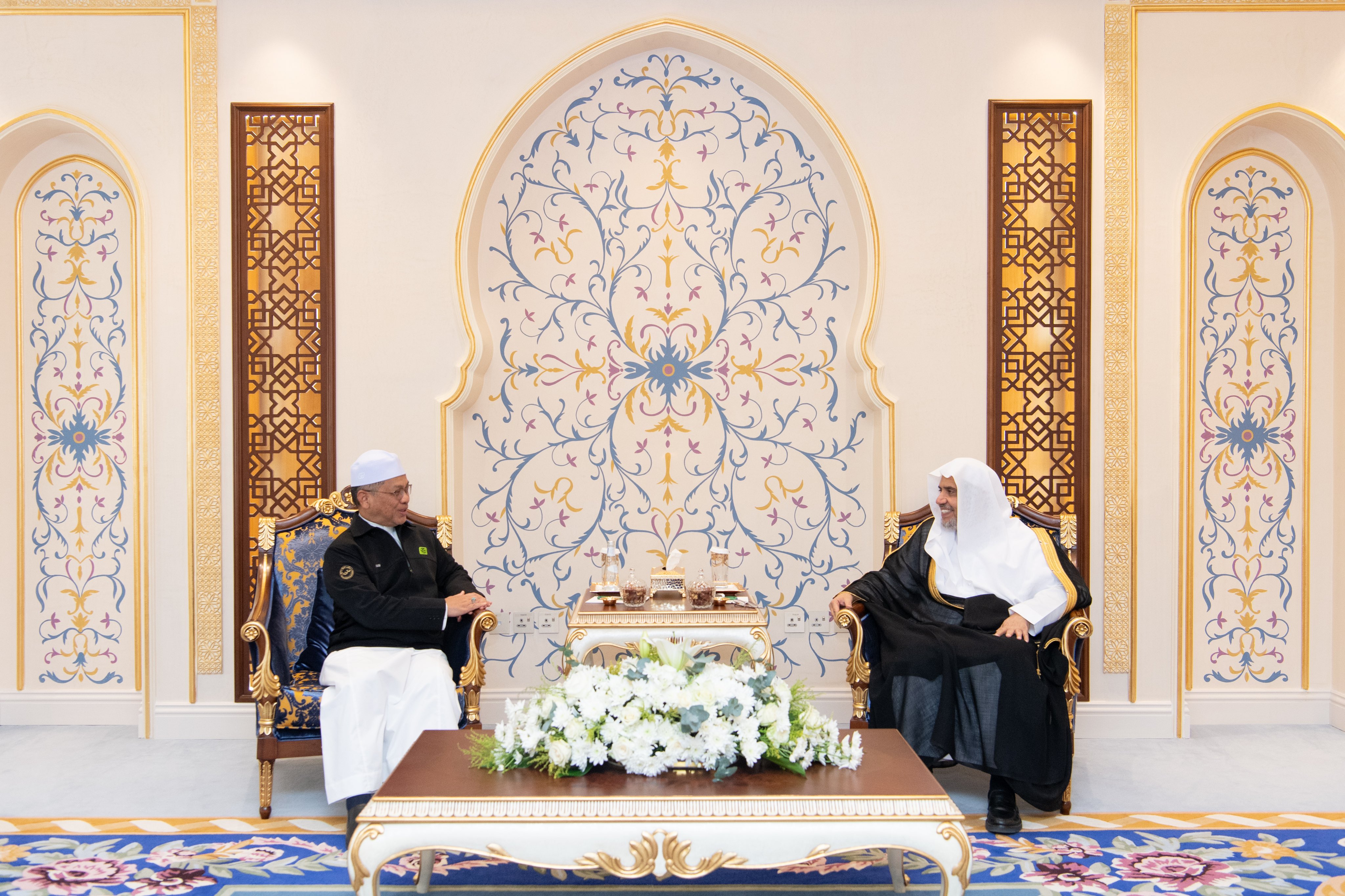 At the headquarters of the MWL in Makkah, His Excellency Sheikh Dr. Mohammed Alissa, Secretary-General of the MWL and Chairman of the Organization of Muslim Scholars, welcomed His Excellency Dr. Muhammad Naim bin Mokhtar