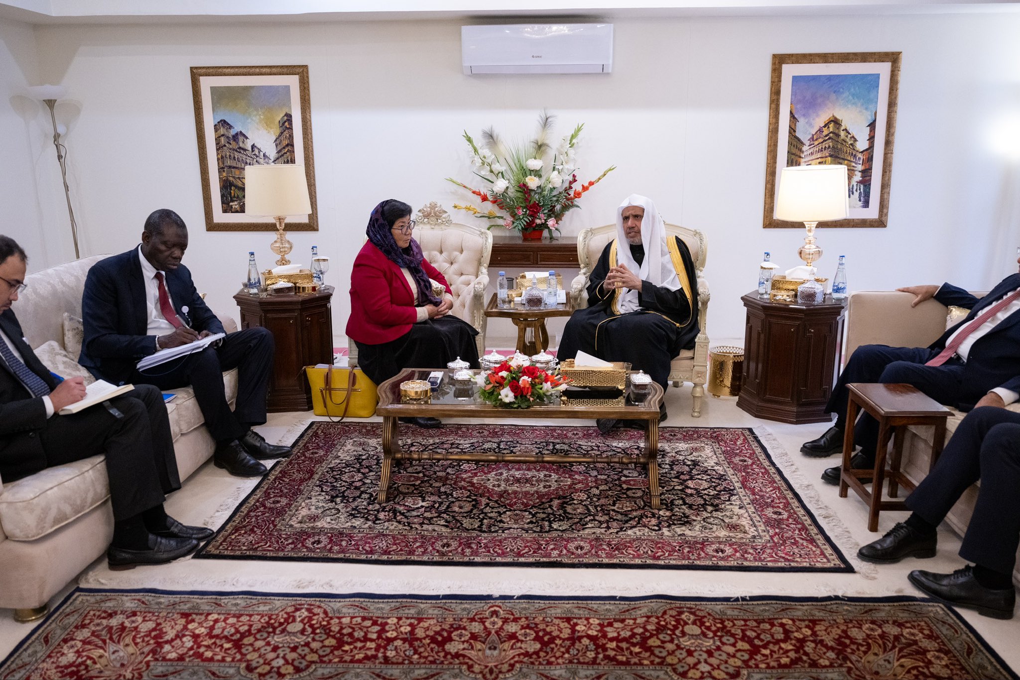 At his residence in Islamabad, the capital of Pakistan, His Excellency Sheikh Dr. Mohammed Al-Issa received Her Excellency Ms. Roza Otunbayeva