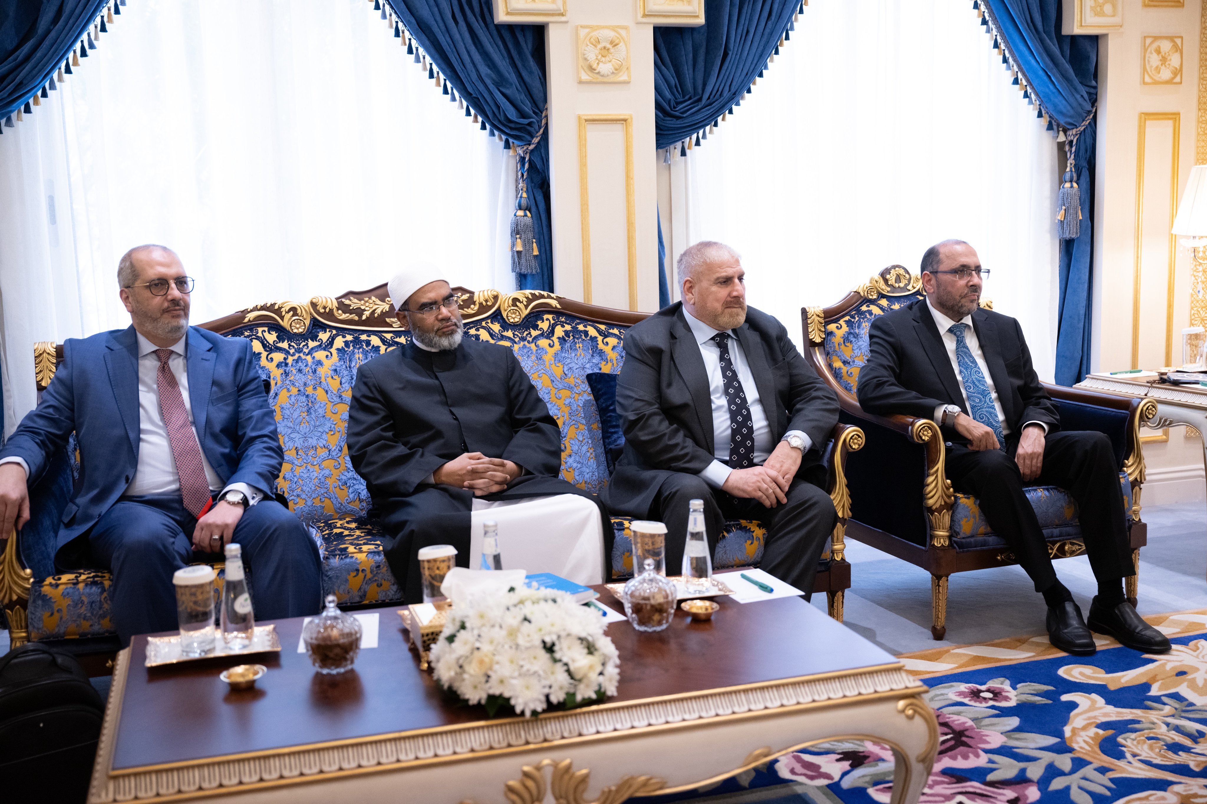 جناب آقای دکتر شیخ ⁧محمد العیسی⁩     دبیرکل و رئیس انجمن علمای مسلمان، در دفتر خود در ⁧مکه مکرمه⁩ از هیئت شورای هماهنگی اروپا (آمال) که شامل نمایندگانی از ۲۱ کشور اروپایی به سرپرستی شمس‌الدین حفیظ، رئیس مسجد بزرگ پاریس بود، استقبال کرد