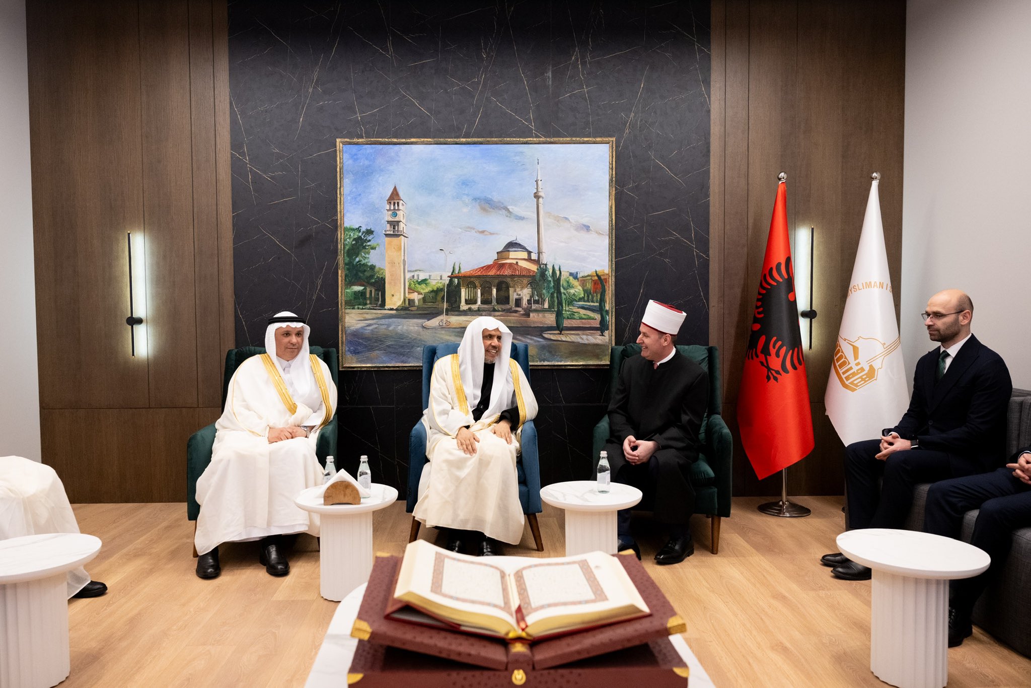 Después de dirigir la oración y pronunciar el sermón del Aíd, el Secretario General, Presidente de la Comisión de Ulemas, el Sheij Mohammed Alissa, se dirigió al Comité de Ulemas de la capital albanesa