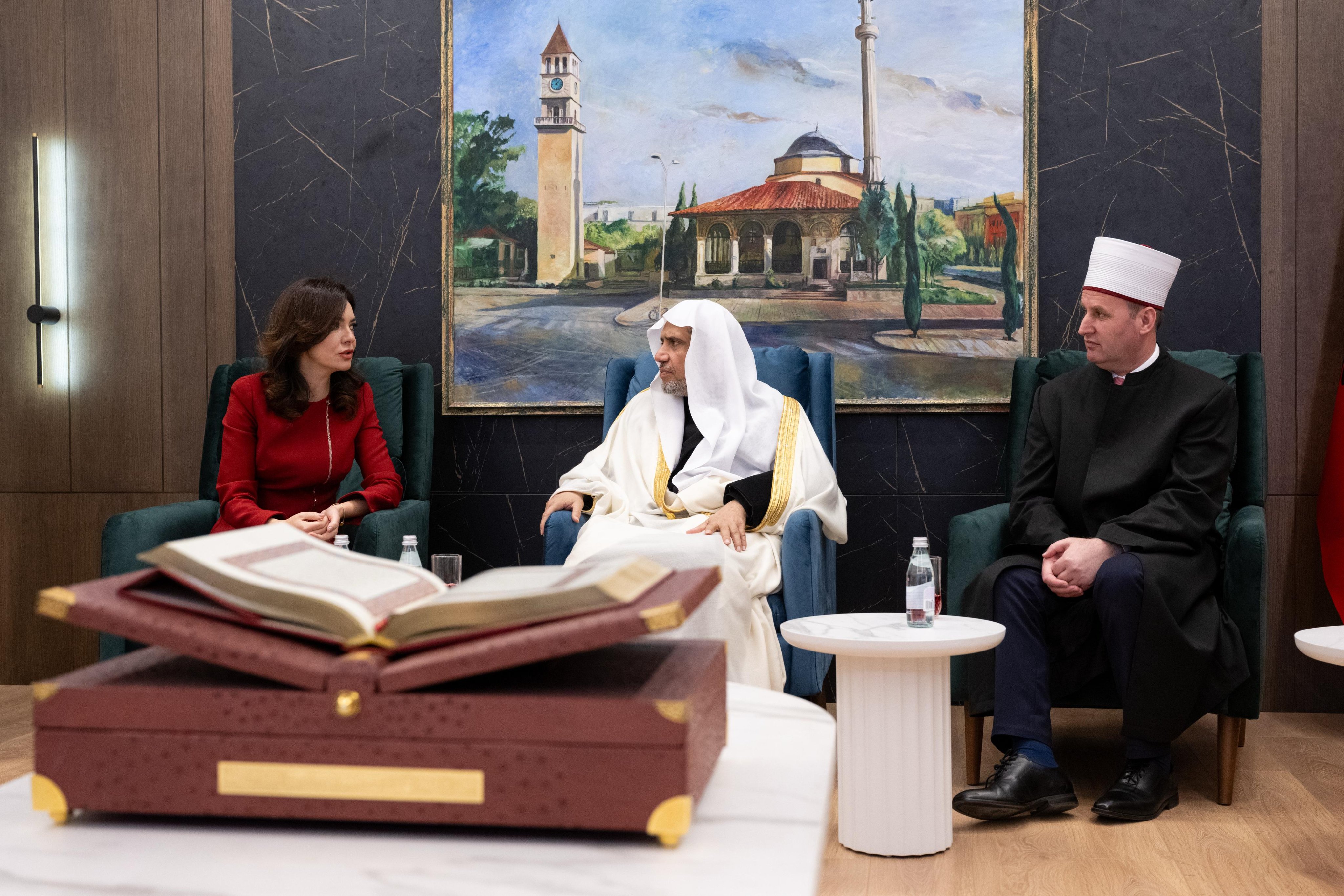 Después de dirigir la oración y pronunciar el sermón del Aíd, el Secretario General, Presidente de la Comisión de Ulemas, el Sheij Mohammed Alissa, se reunió en el Comité de Ulemas de la capital albanesa con la Presidenta del Parlamento de Albania