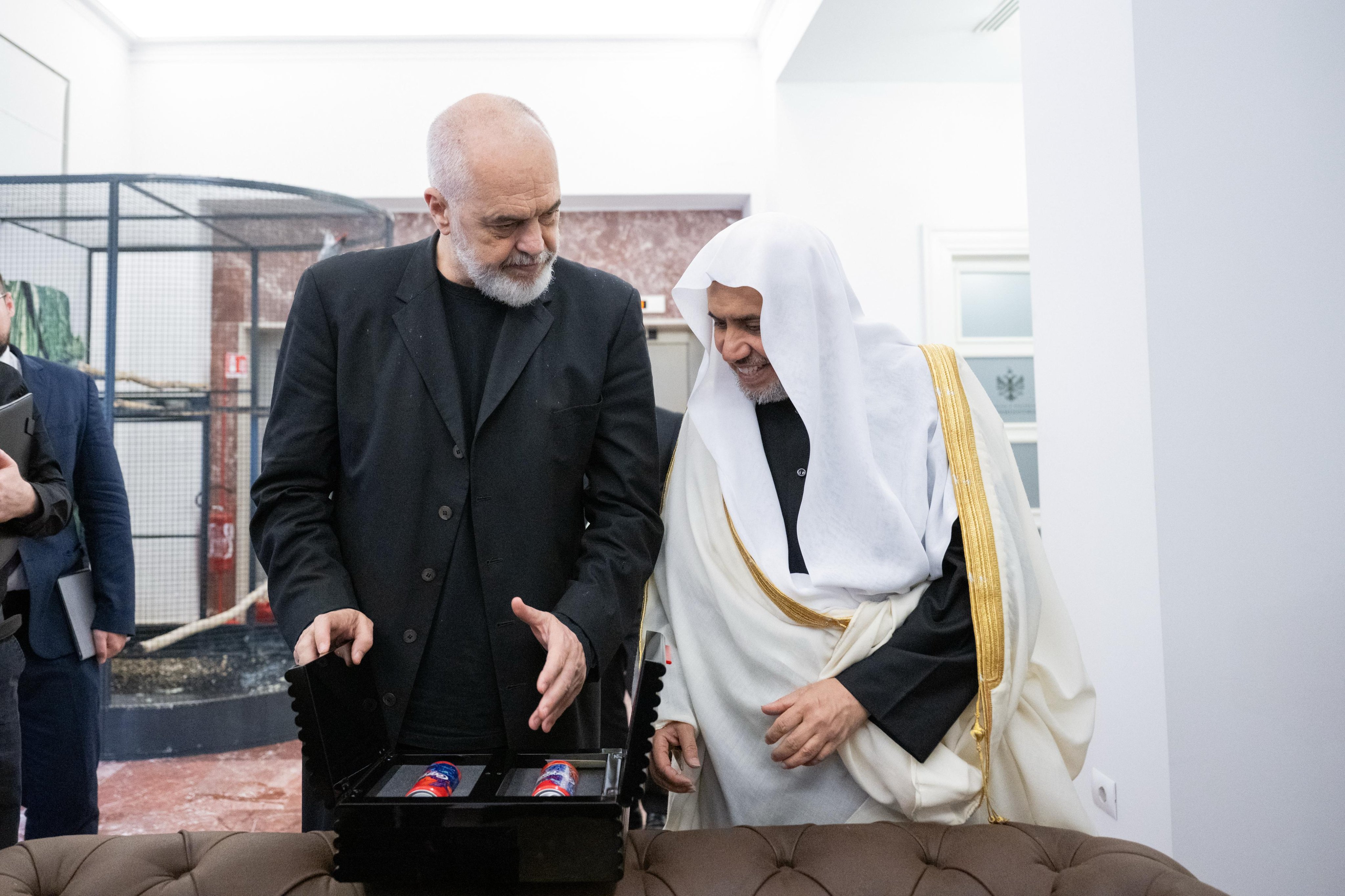 El Primer Ministro de Albania, el señor Edi Rama, recibió en la sede de la Primatura al Secretario General, Presidente de la Comisión de Ulemas, el Sheij Mohammed Alissa, quien le expresó su aprecio por su visita a Albania con motivo de su sermón del Aíd al-Fitr.