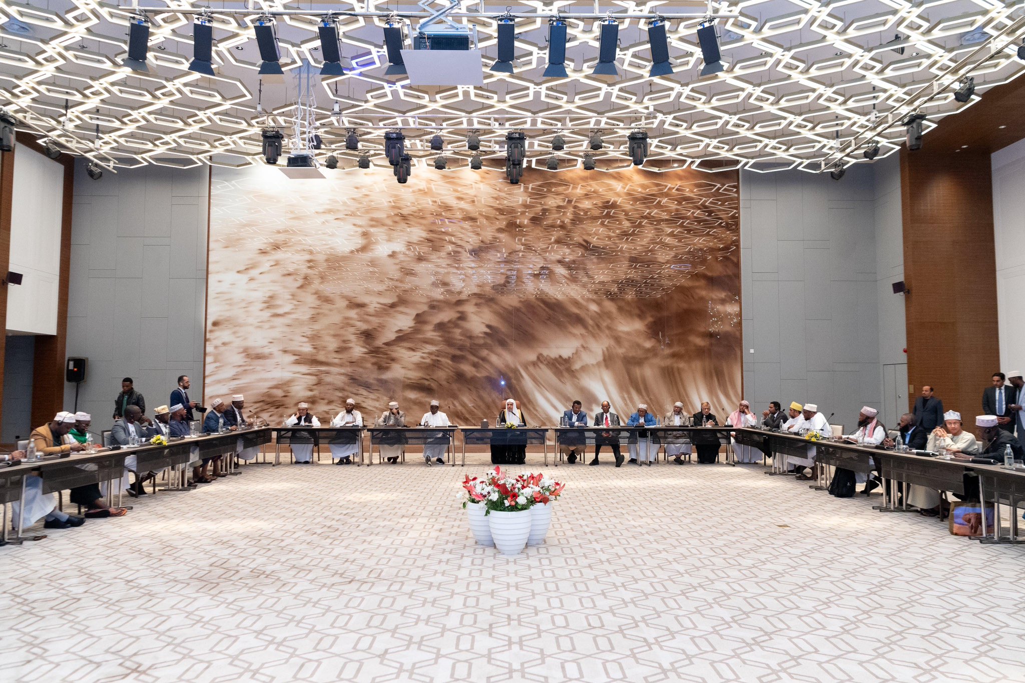 En el marco de su identidad religiosa y de su integración nacional: Las comunidades musulmanas, a través de su componente consciente y distinguido, son la ventana para presentar la verdadera esencia de nuestra noble religión.