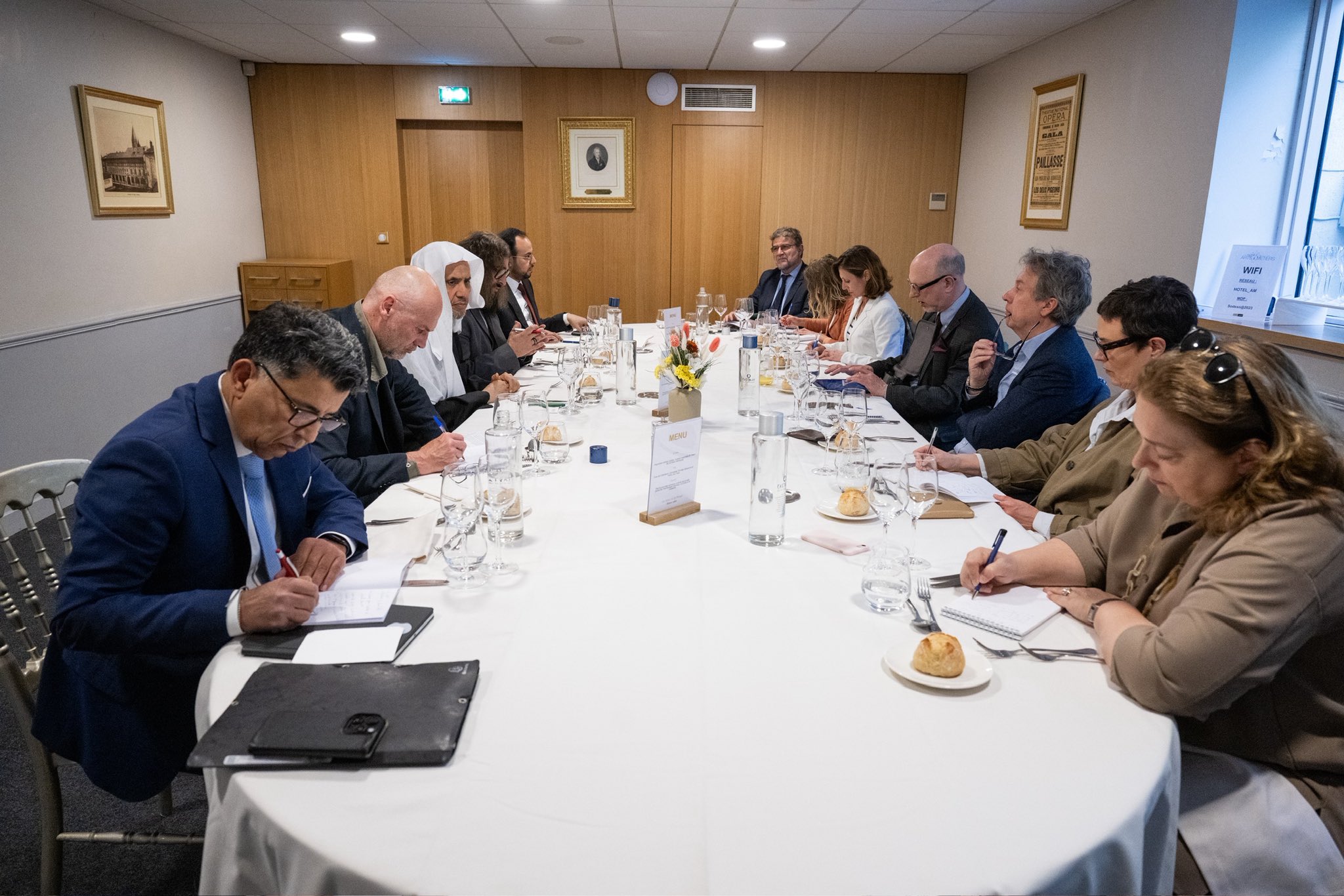 جناب آقای دکتر شیخ محمد العیسی در گفت‌وگویی با رسانه‌های خبری، خبرگزاری و رادیوی فرانسه با حضور خبرنگارانی از کشورهای مختلف، به بررسی شماری از مسائل فکری و اصطلاحات دینیِ رایج و دچار سوء‌فهم پرداخت: