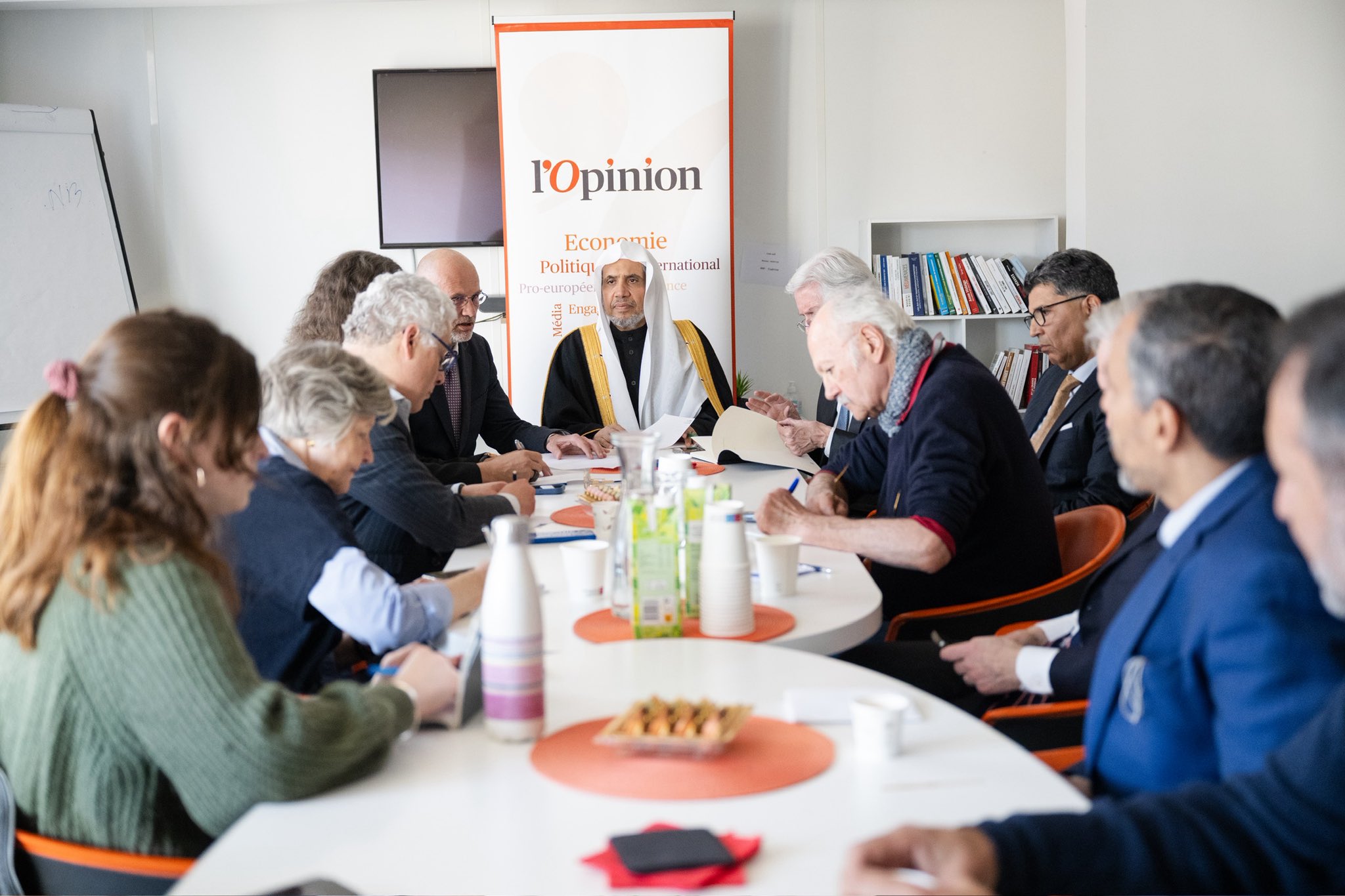 Le quotidien L’Opinion a accueilli, dans ses locaux à Paris, une table ronde avec le Secrétaire général, Président de l’Organisation des savants musulmans, cheikh Mohammed Alissa.