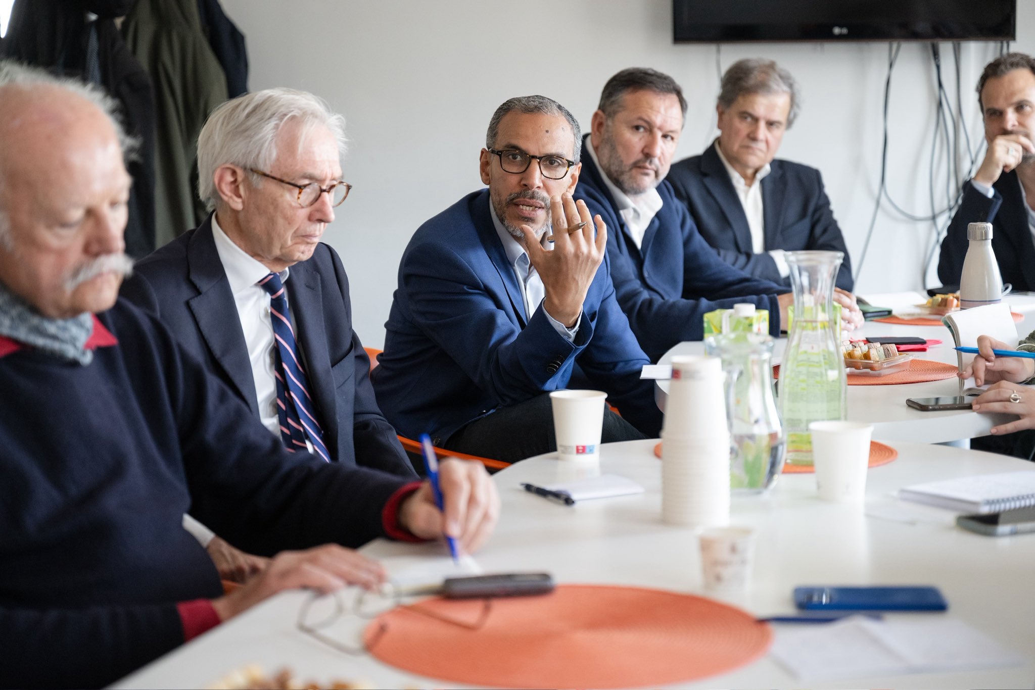 El diario L’Opinion organizó en su sede de París una mesa redonda con el Secretario General, Presidente de la Comisión de Ulemas, Sheij Mohammed Al-Issa