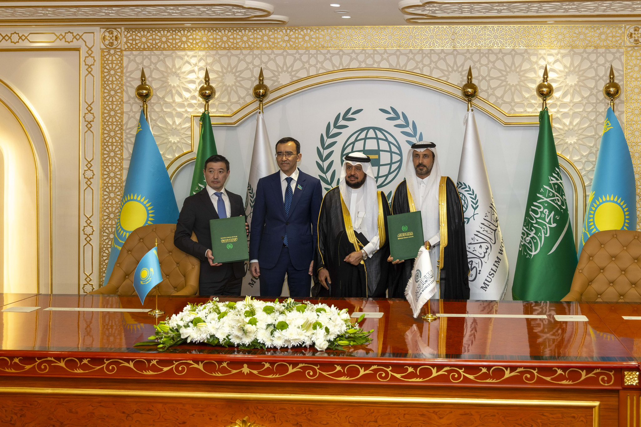 La LigadelMundoIslamico recibió en su sede principal en La Meca a una alta delegación de la República de Kazajistán, encabezada por el presidente del Senado, Sr. Maulen Ashimbayev, junto con el Gran Muftí de la República, el Sheij Nauryzbay Haji Otpenov.