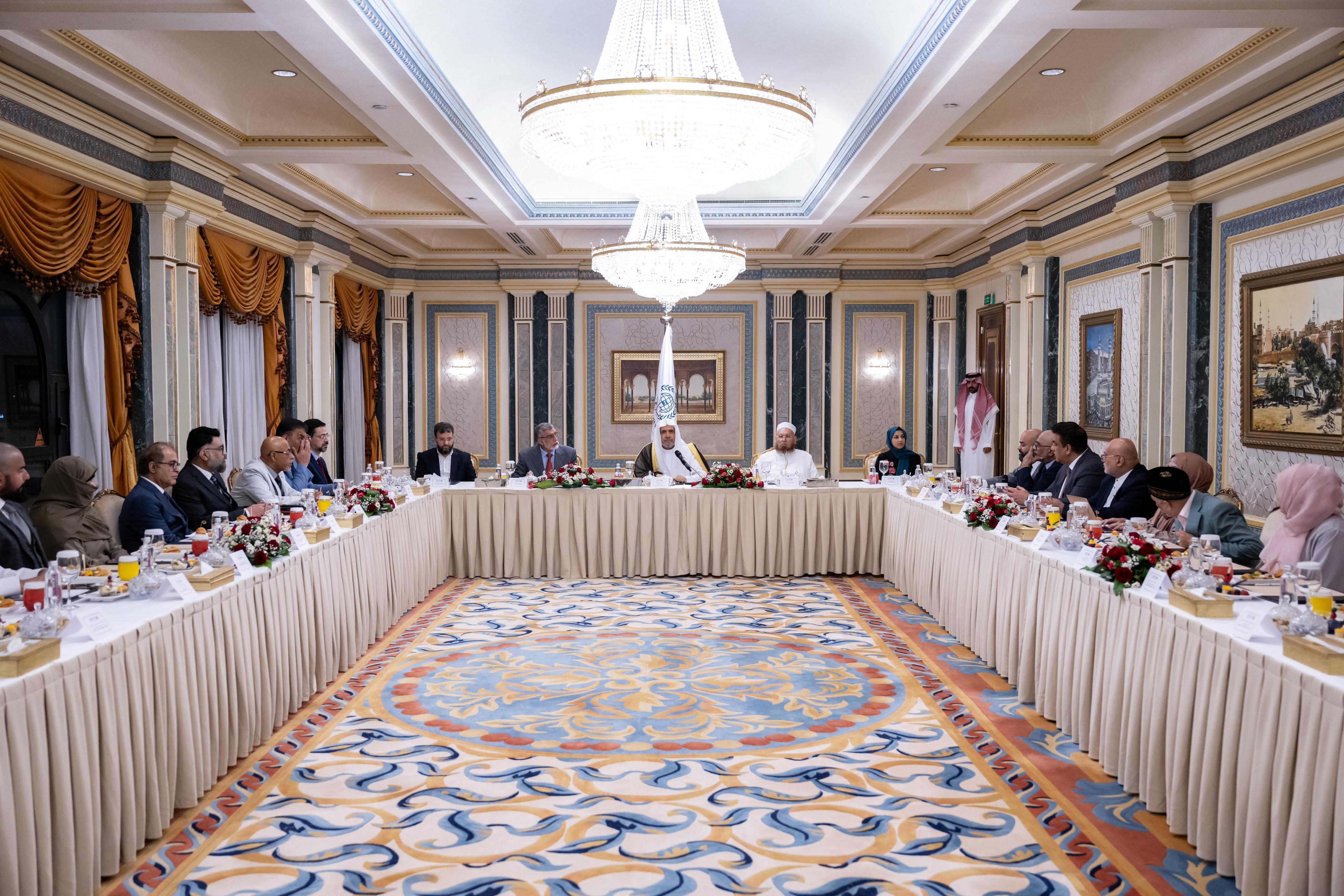 Responsables musulmanes británicos se reúnen con el Secretario General de la Liga del Mundo Islámico en Medina.