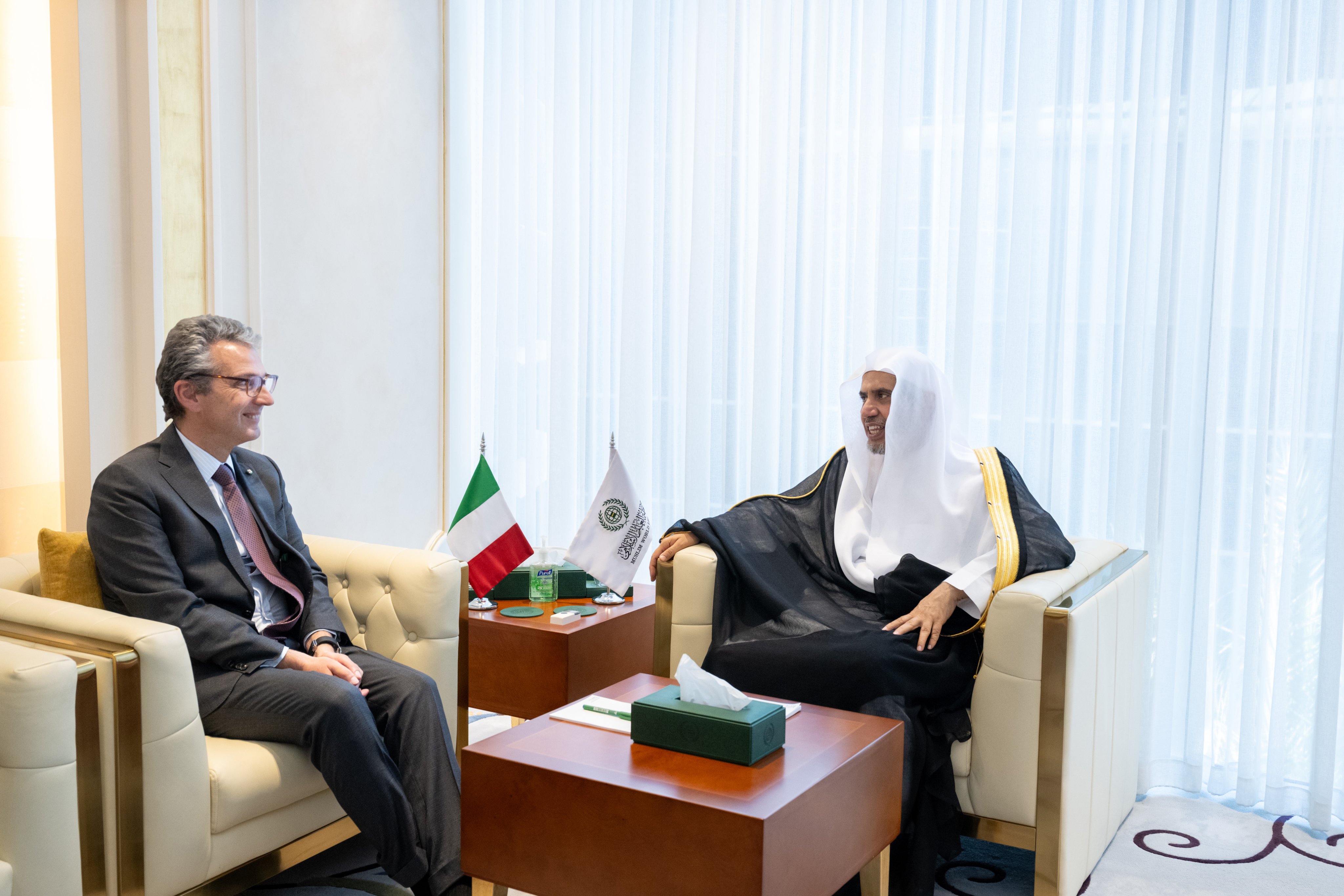 Yang Mulia Sekretaris Jenderal LMD, Ketua Organisasi Ulama Muslim, Syekh Dr. Mohammed Alissa   , menerima kunjungan Yang Mulia Duta Besar Republik Italia untuk Kerajaan Arab Saudi