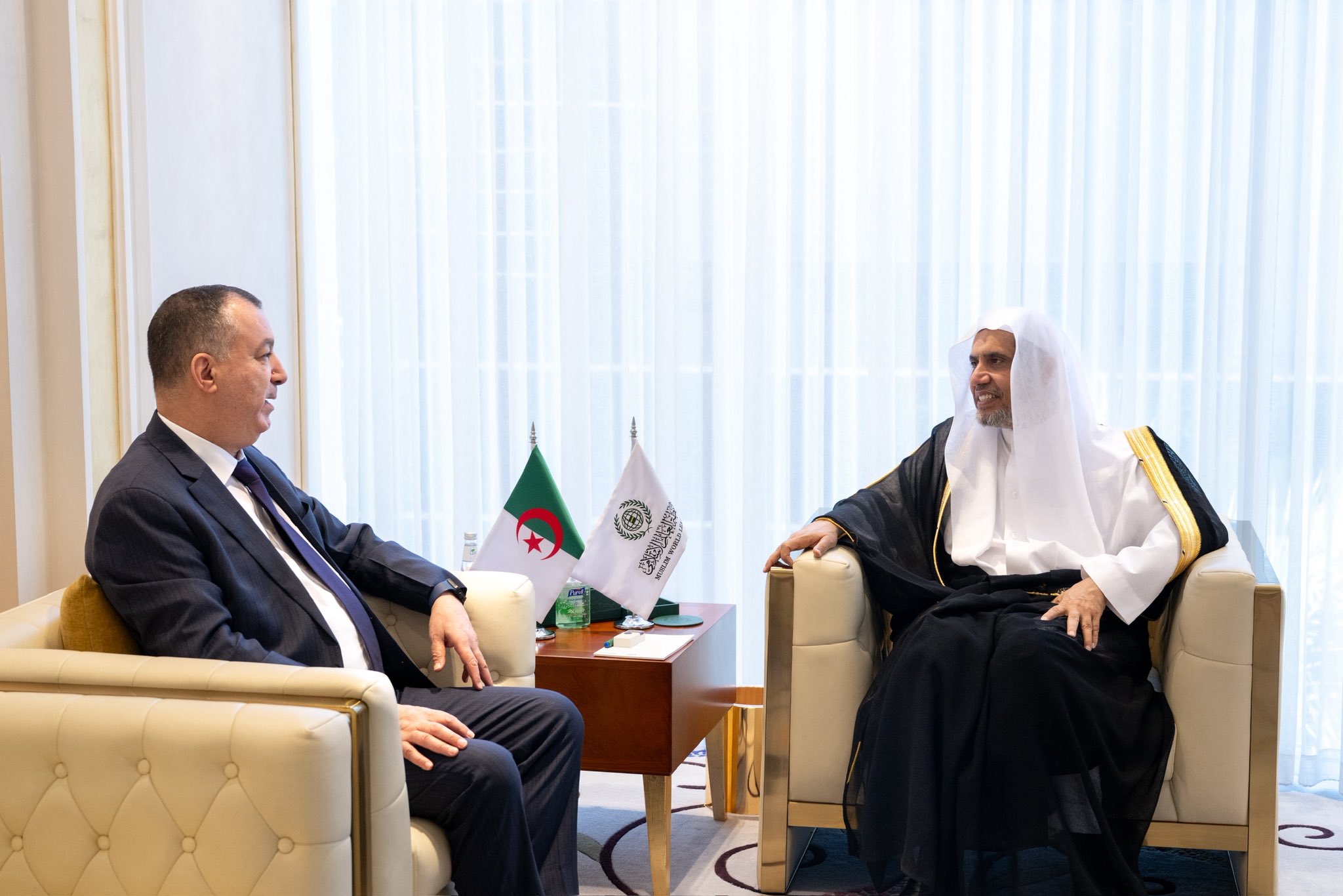 Yang Mulia Sekretaris Jenderal LMD, Ketua Organisasi Ulama Muslim, Syekh Dr. Mohammed Alissa , menerima kunjungan Yang Mulia Duta Besar Republik Demokratik Rakyat Aljazair untuk Kerajaan Arab Saudi