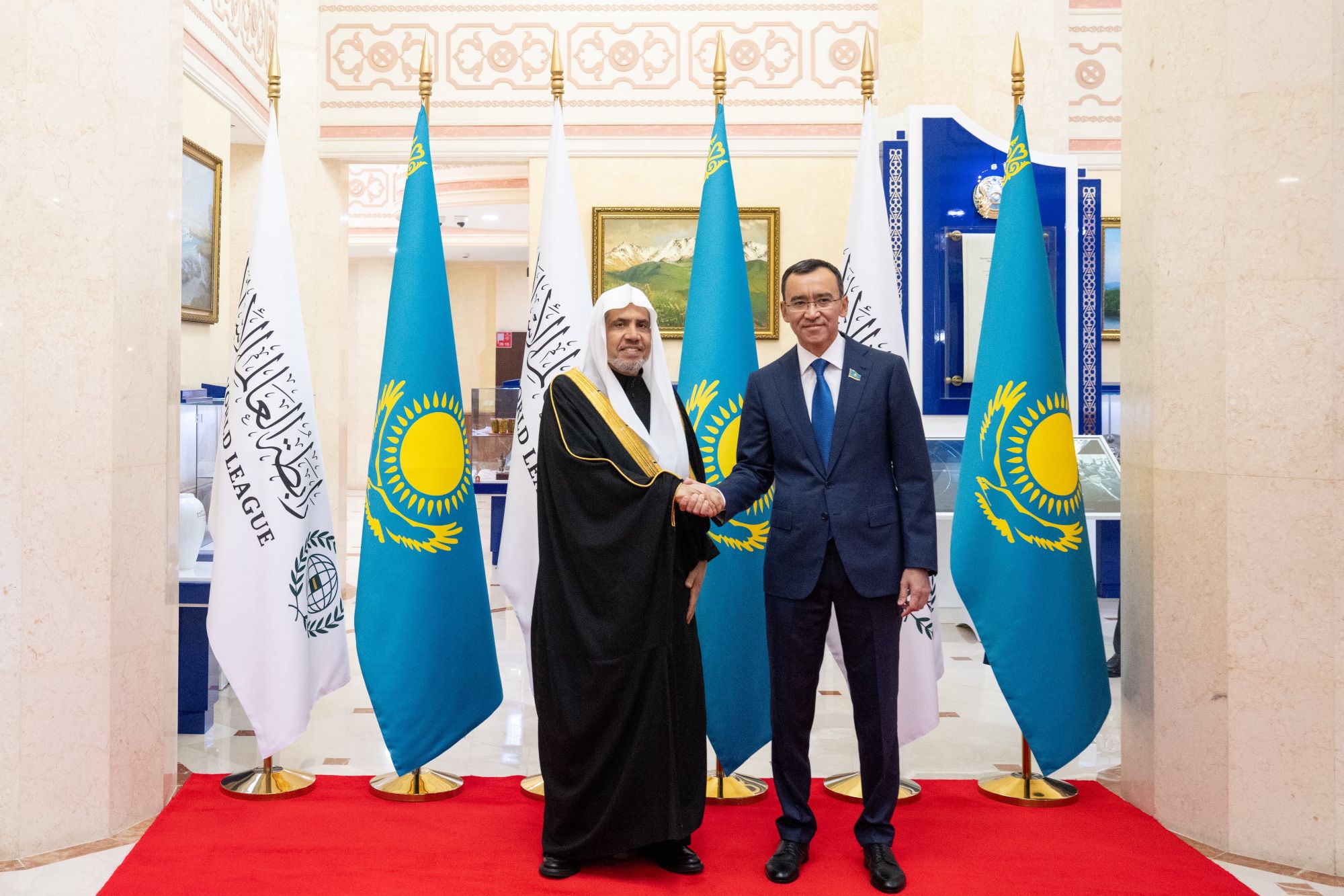 Parlemen Kazakhstan, menyambut Yang Mulia Sekretaris Jenderal LMD, Ketua Organisasi Ulama Muslim, Syekh Dr. Mohammed Alissa , di gedungnya di ibu kota "Astana"