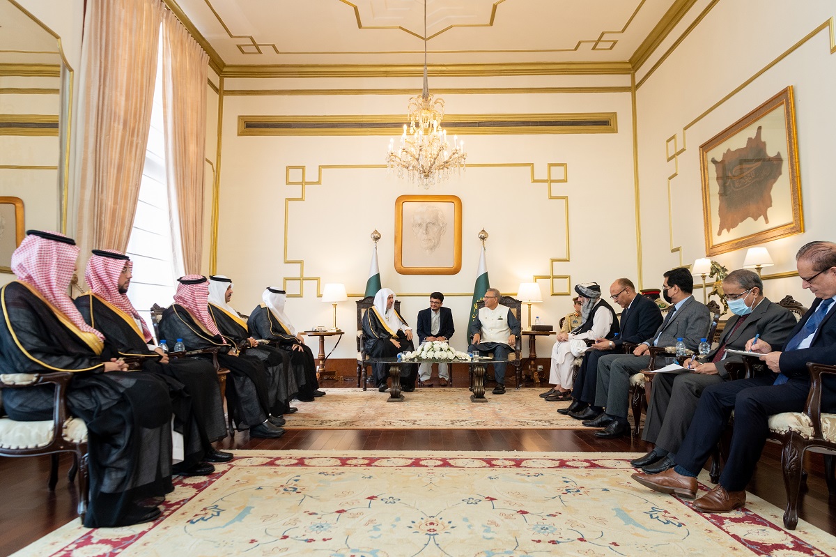 Pakistan President awards Secretary General of MWL “Crescent of Excellence” the highest in the country in appreciation of his efforts in spreading the message of peace in the name of Islam and combating “Islamophobia”: