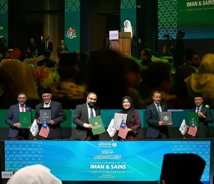 جناب دبیرکل، رئیس انجمن علمای مسلمان، آقای دکتر شیخ محمد العیسی،  , شورای جهانی اعجاز علمی در قرآن و سنت را افتتاح کرد و مراسم اختتامیه برنامه و مسابقه «علم و ایمان» وابسته به سازمان همبستگی جهان اسلام را در پایتخت مالزی «کوالالامپور» سرپرستی کرد.