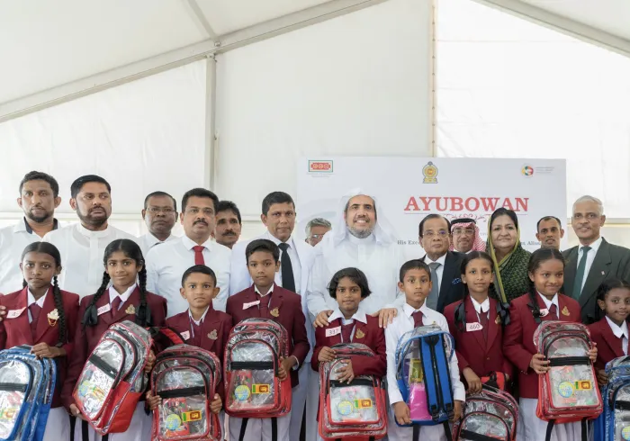 رابطہ عالم اسلامی دنیا بھر میں براہ راست حکومتی،علاقائی اور بین الاقوامی تنظیموں کے تعاون کے ساتھ ہزاروں طلبہ وطالبات کو تعلیم مہیا کرنے کے لئے مختلف تعلیمی پروگرام جاری رکھے ہوئی ہے