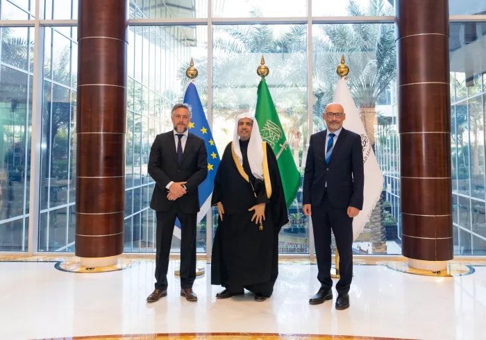 ڈاکٹر محمد العیسی نے مملکت سعودی عرب اور خلیجی ممالک کے لئے یورپی یونین کے سفیر جناب پیٹرک سمنیٹ اور ان کے نائب یاپ اورا کا استقبال کیا