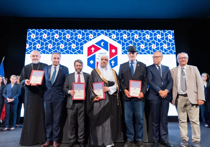 Un évènement historique :  La signature des accords de Paris pour la famille abrahamique en présence des responsables religieux  français juifs catholiques orthodoxes protestants avec l’organisation la participation la signature du SG de la LIM ainsi que le soutien de la FIF.