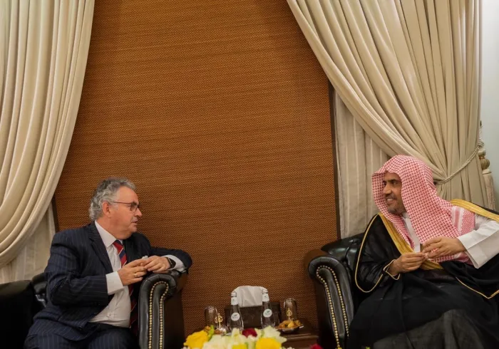 ‏التقى معالي الشيخ د.⁧‫محمد العيسى‬⁩ بمدير جامعة ويلز البروفيسور ميدوين هيوز والوفد المرافق له