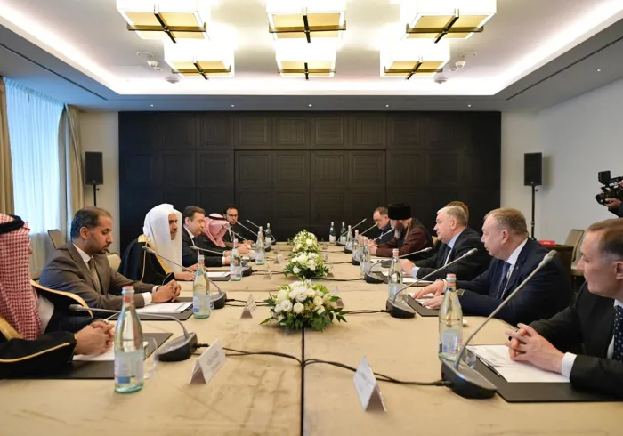 ڈاکٹر محمد العیسی ، ماسکو میں رابطہ عالم اسلامی اورمیانہ روی ، رواداری اورقومی انضمام کے تصورات کے فروغ کے لئے روس میں ثقافت ، سائنس وتعلیم کےلئے حکومتی فنڈ کےدرمیان تعاون سمجھوتے پردستخط کررہے ہیں