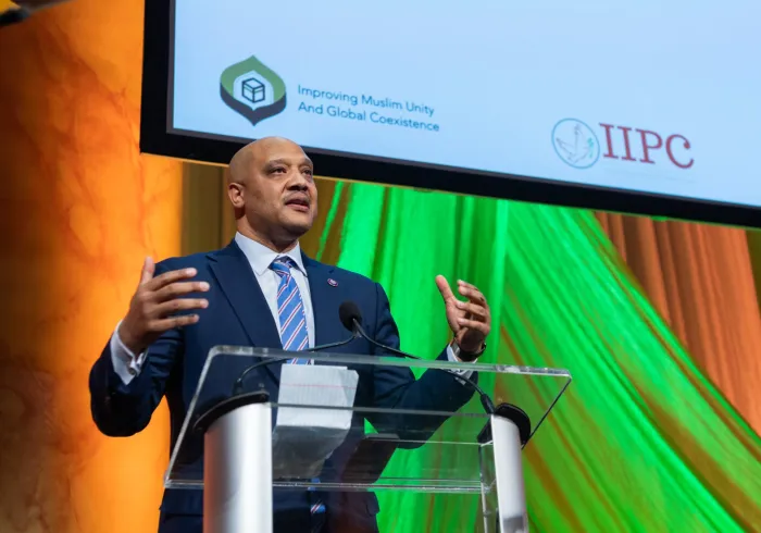 امریکی کانگریس کے رکن جناب آندرے کارسن نے ”شمالی وجنوبی امریکہ میں اسلامی رہنماؤں کے فورم“ کے افتتاحی اجلاس سے خطاب