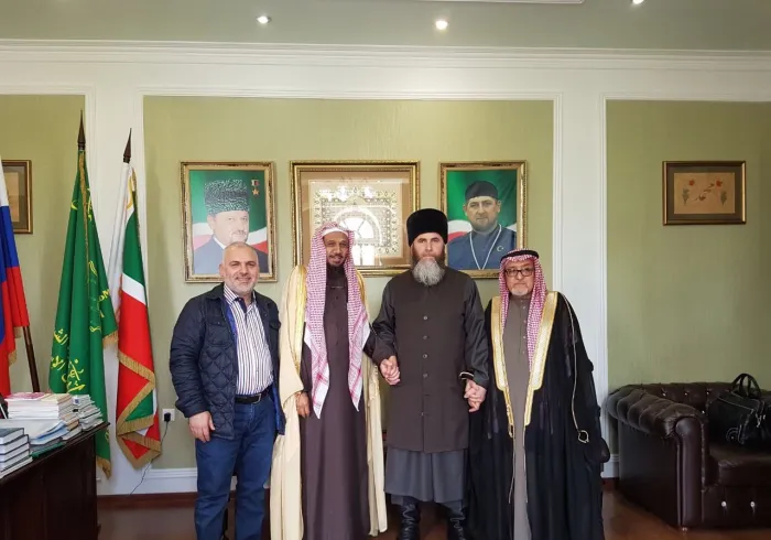 Le Grand Mufti de Tchétchénie, Cheikh Mezhiev recevant le SG de l’Organisation Mondiale pour le Coran et la Sounna, Cheikh Basfar et le Directeur Général des Congrès et des Organisations de la LIM, Mr. Rahmatallah dans la capitale tchétchène Grozny.