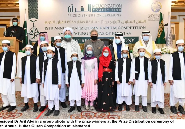 ‏(انطلاقاً من شرف خدمة القرآن الكريم وأهله) : ‏كرّمت رابطة العالم الإسلامي‬⁩ صغار حفاظ كتاب الله في باكستان‬⁩ 